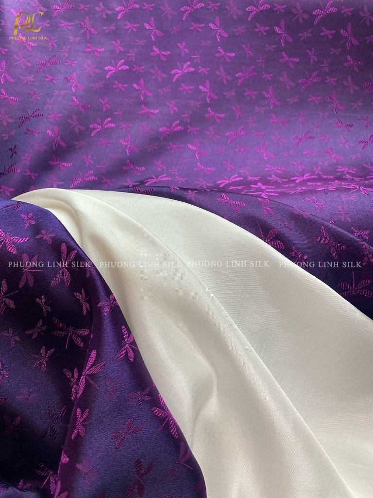 VẢI LỤA TƠ TẰM SATIN CHUỒN CHUỒN MÀU TÍM HUẾ VÀ VẢI SATIN TRƠN TRẮNG 70% TƠ TẰM