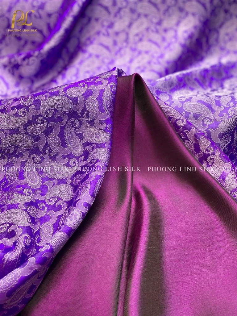 VẢI LỤA SATIN TƠ TẰM ĐUÔI CÔNG MÀU TÍM TRẮNG VÀ VẢI SATIN TRƠN 70% TƠ TẰM