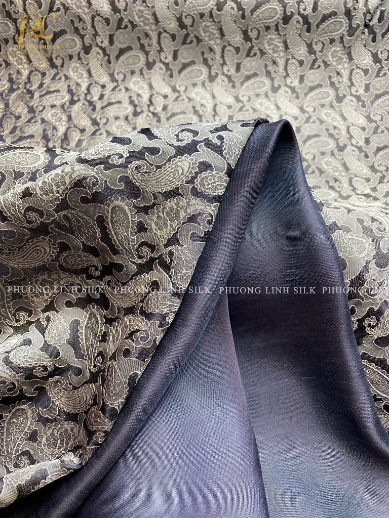 VẢI LỤA SATIN TƠ TẰM ĐUÔI CÔNG MÀU GHI VÀ VẢI SATIN TRƠN 70% TƠ TẰM