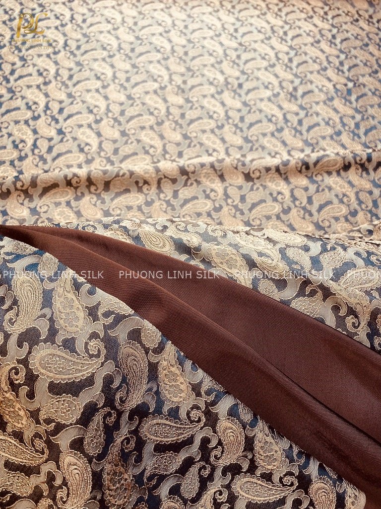 VẢI LỤA SATIN TƠ TẰM ĐUÔI CÔNG MÀU NÂU BE VÀ VẢI SATIN TRƠN 70% TƠ TẰM