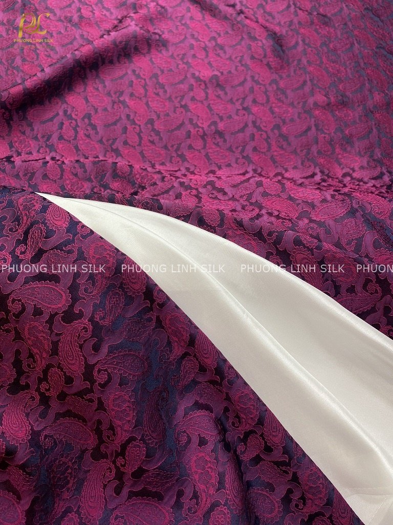 VẢI LỤA SATIN TƠ TẰM ĐUÔI CÔNG MÀU SEN ĐEN VÀ VẢI SATIN TRƠN 70% TƠ TẰM