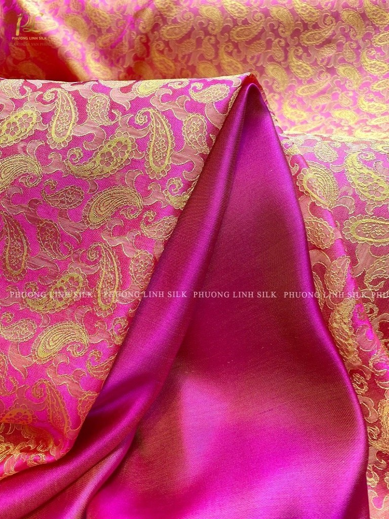 VẢI LỤA SATIN TƠ TẰM ĐUÔI CÔNG MÀU CAM HỒNG VÀ VẢI SATIN TRƠN 70% TƠ TẰM