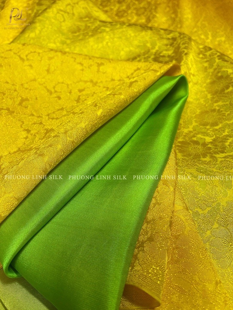 VẢI LỤA SATIN TƠ TẰM HOA CÚC MÀU VÀNG VÀ VẢI SATIN TRƠN 70% TƠ TẰM