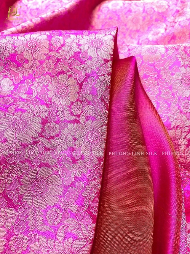 VẢI LỤA SATIN TƠ TẰM HOA CÚC MÀU HỒNG NHẠT VÀ VẢI SATIN TRƠN 70% TƠ TẰM