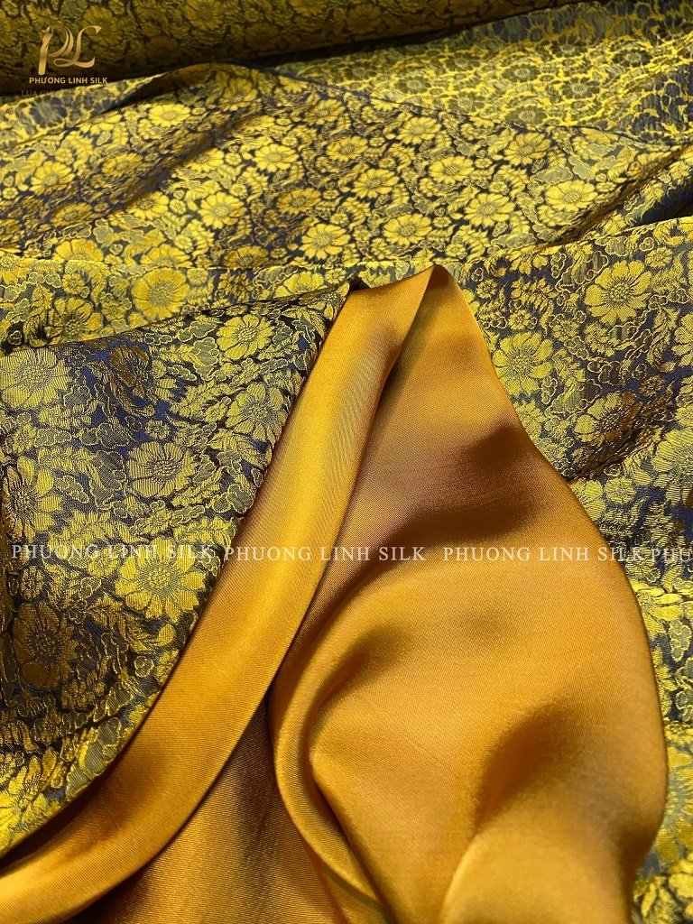 VẢI LỤA SATIN TƠ TẰM HOA CÚC MÀU VÀNG ĐEN VÀ VẢI SATIN TRƠN 70% TƠ TẰM