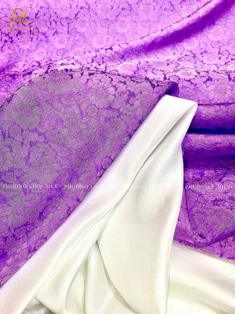 VẢI LỤA SATIN TƠ TẰM HOA CÚC MÀU TÍM TRẮNG VÀ VẢI SATIN TRƠN 70% TƠ TẰM