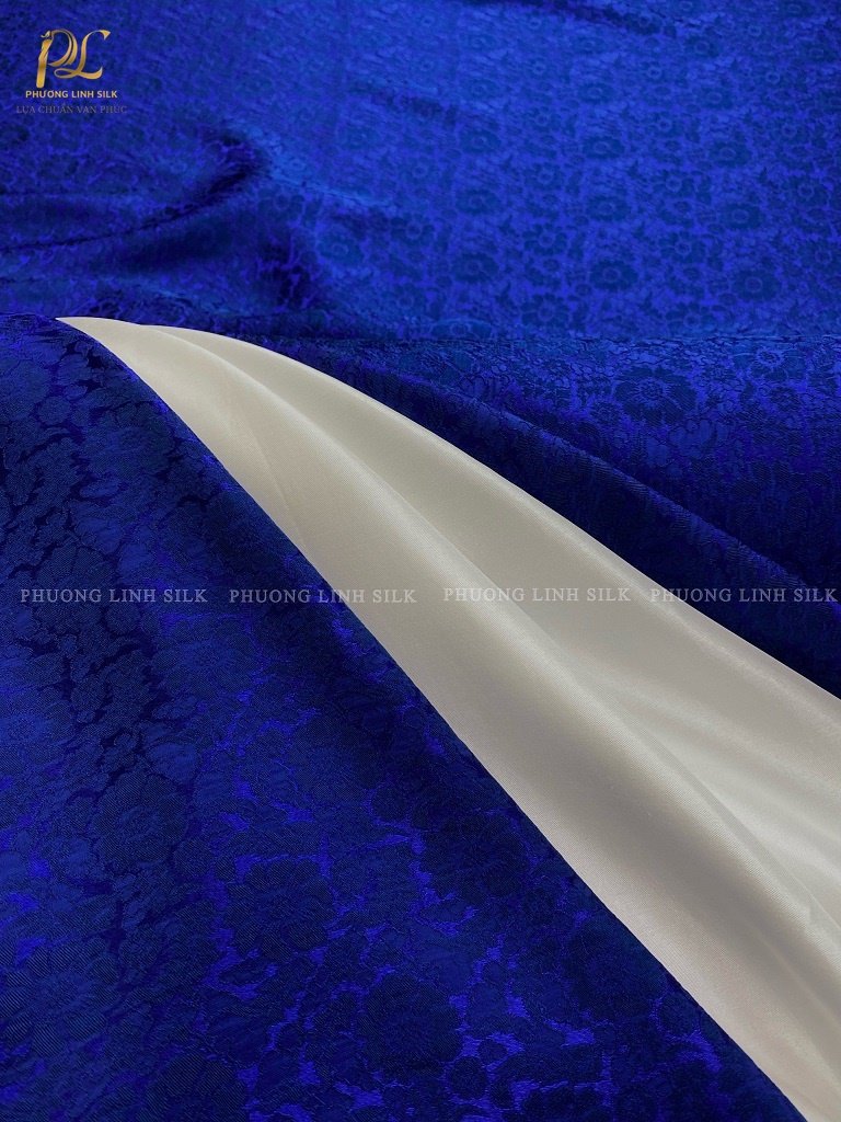 VẢI LỤA SATIN TƠ TẰM HOA CÚC MÀU XANH COBAN VÀ VẢI SATIN TRƠN 70% TƠ TẰM