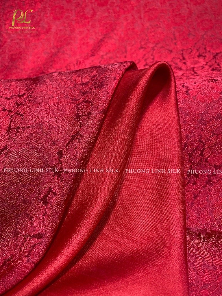 VẢI LỤA SATIN TƠ TẰM HOA CÚC MÀU ĐỎ TƯƠI VÀ VẢI SATIN TRƠN 70% TƠ TẰM