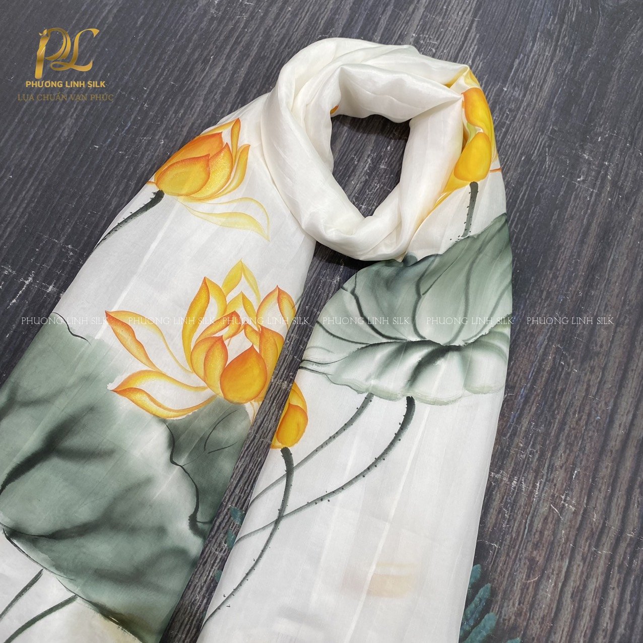 KHĂN LỤA VẼ MÀU NƯỚC NGHỆ THUẬT 100% TƠ TẰM HOA SEN QUỐC