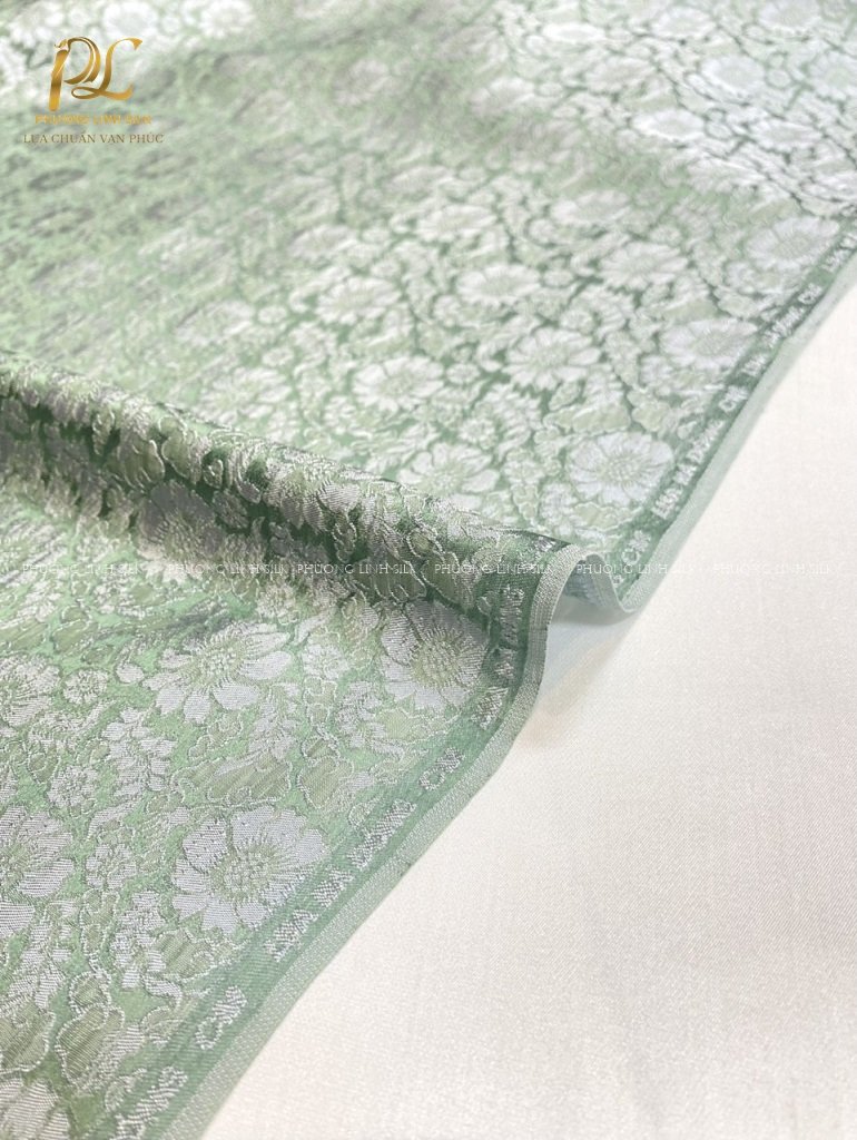 VẢI LỤA SATIN TƠ TẰM HOA CÚC MÀU XANH NHẠT