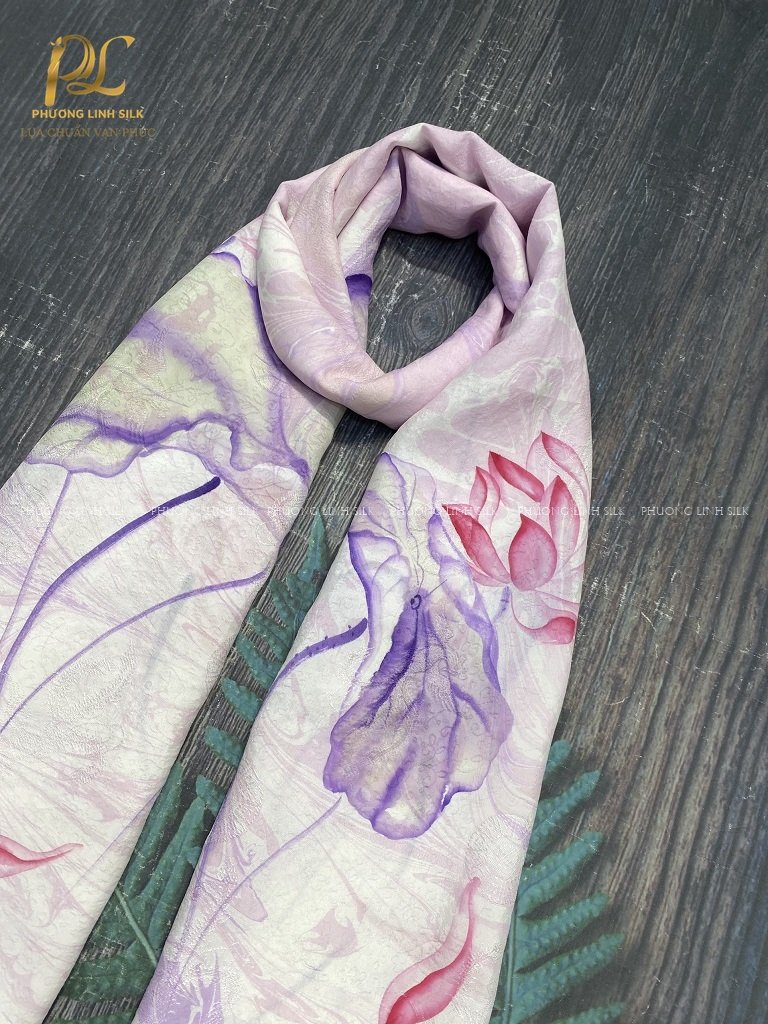 KHĂN LỤA VẼ TAY CAO CẤP VÂN CỔ THỦY ẤN 100% TƠ TẰM ĐỘC BẢN VẼ HOA SEN QUỐC