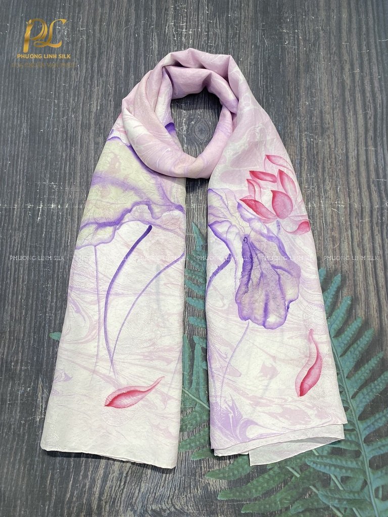 KHĂN LỤA VẼ TAY CAO CẤP VÂN CỔ THỦY ẤN 100% TƠ TẰM ĐỘC BẢN VẼ HOA SEN QUỐC