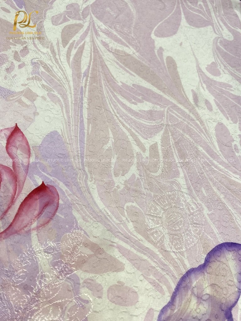 KHĂN LỤA VẼ TAY CAO CẤP VÂN CỔ THỦY ẤN 100% TƠ TẰM ĐỘC BẢN VẼ HOA SEN QUỐC