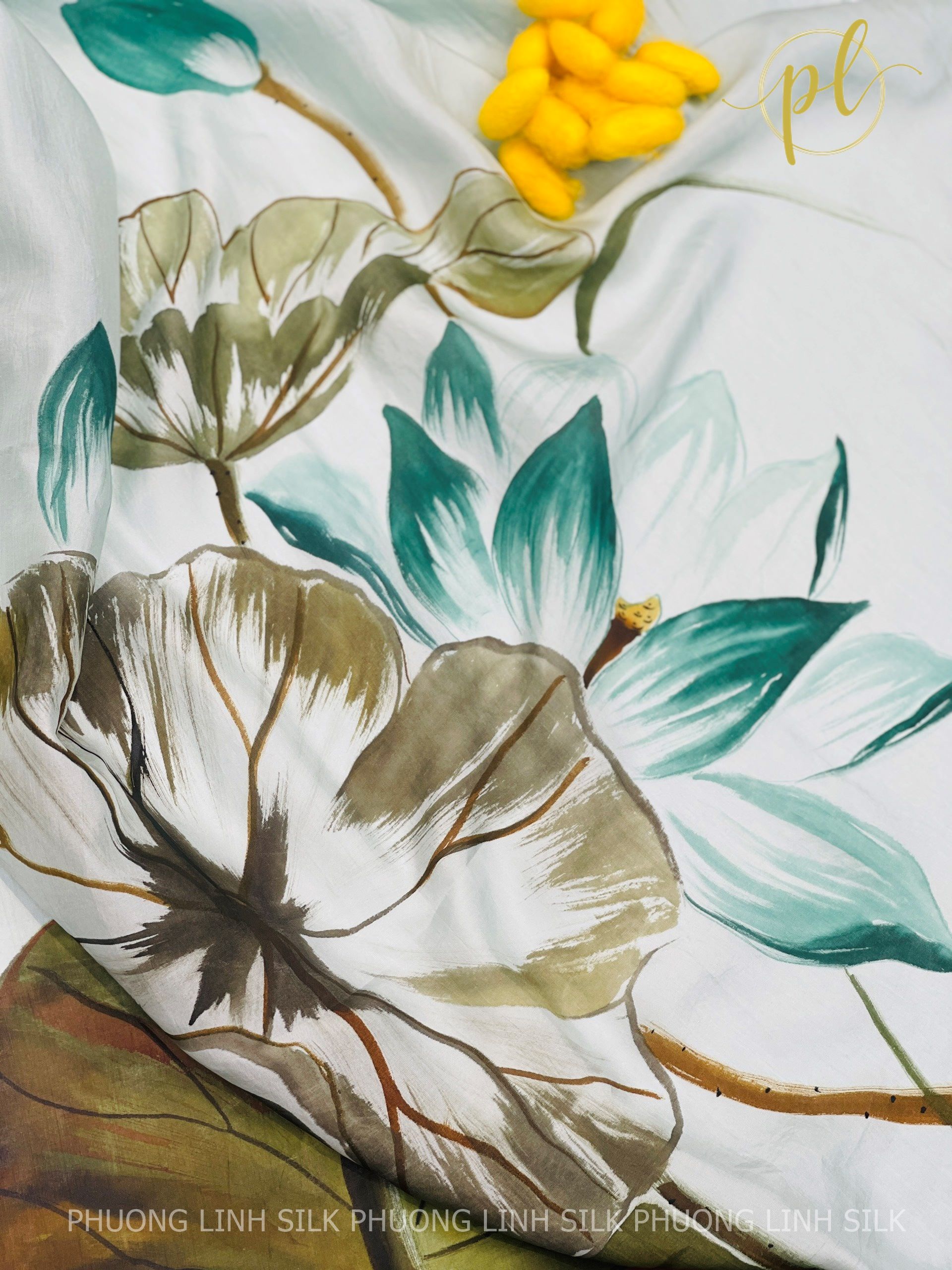 KHĂN LỤA VẼ MÀU NƯỚC NGHỆ THUẬT 100% TƠ TẰM HOA SEN QUỐC