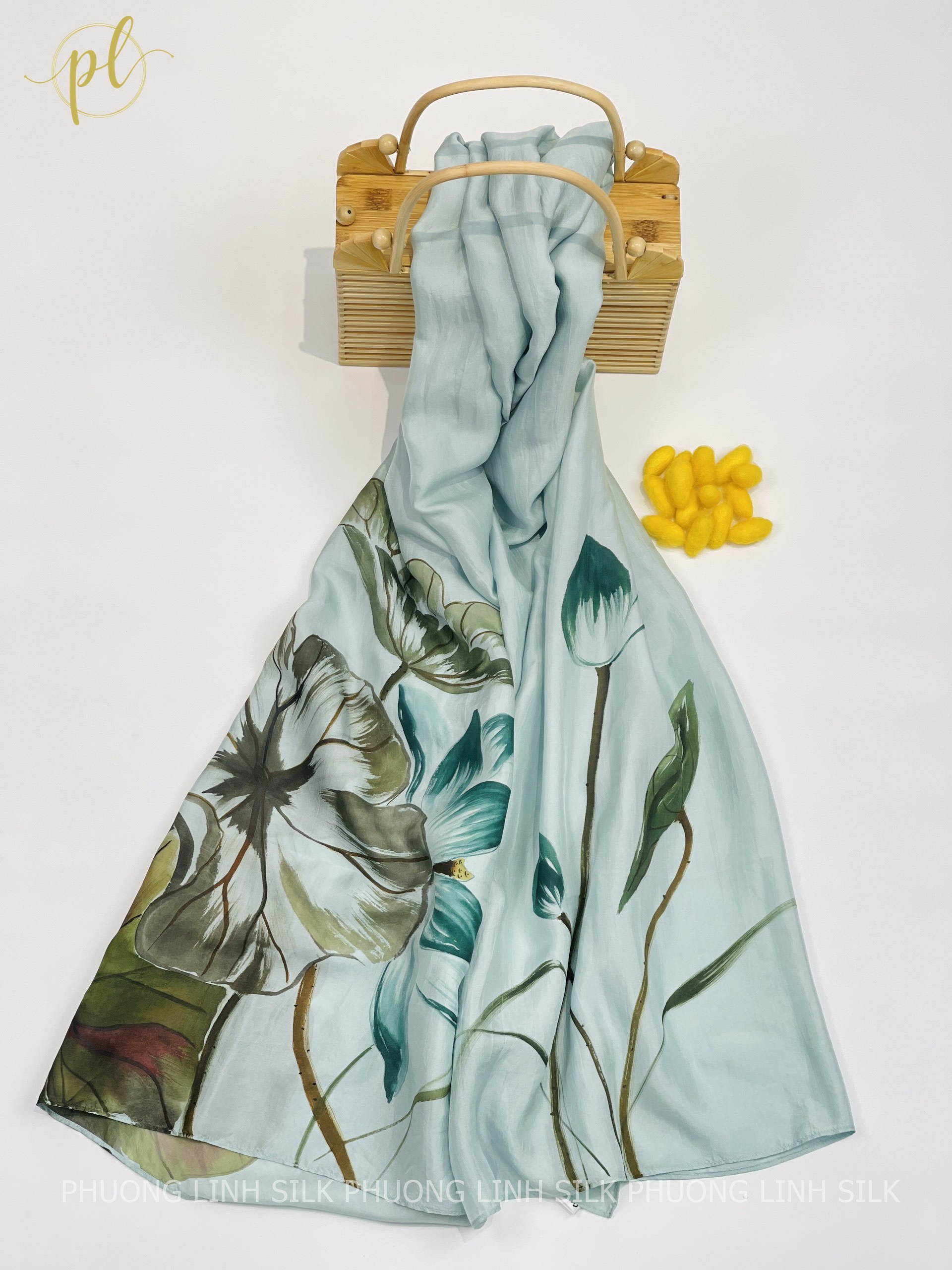 KHĂN LỤA VẼ MÀU NƯỚC NGHỆ THUẬT 100% TƠ TẰM HOA SEN QUỐC