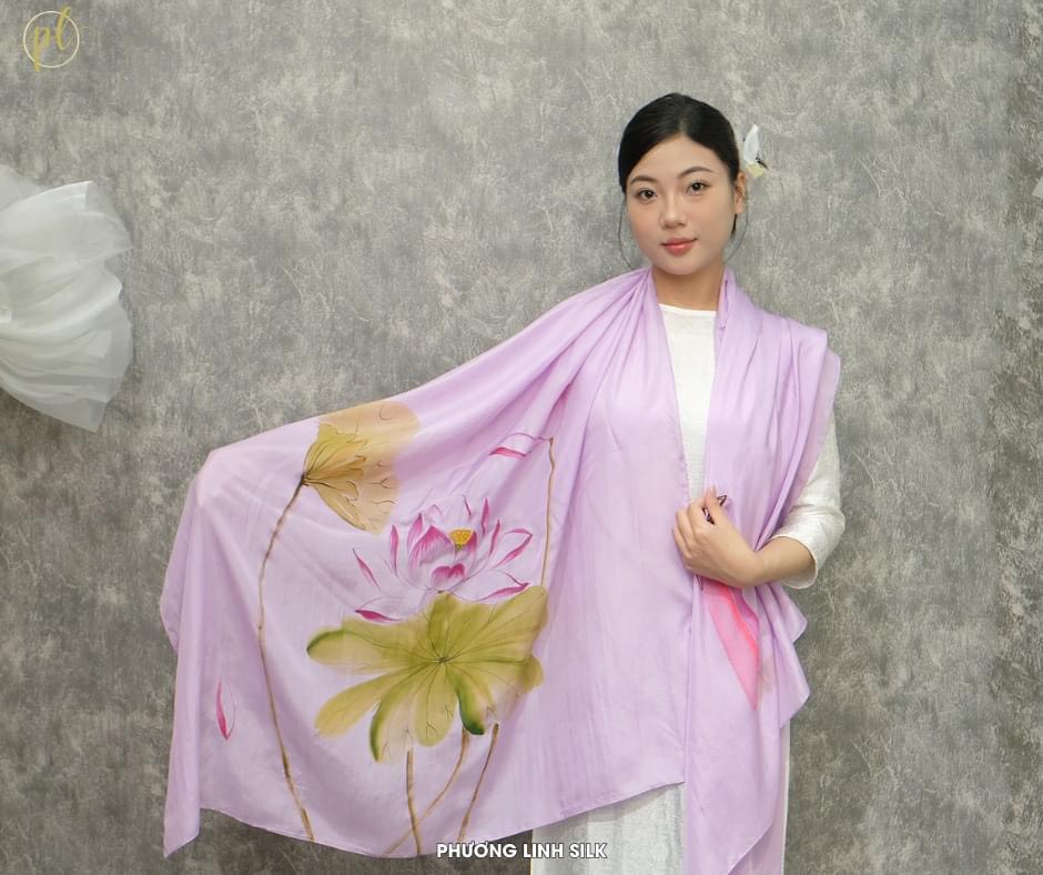 KHĂN LỤA VẼ MÀU NƯỚC NGHỆ THUẬT ĐỘC BẢN 100% TƠ TẰM HOA SEN QUỐC