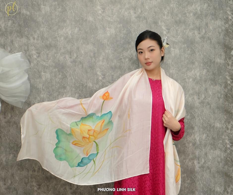 KHĂN LỤA VẼ MÀU NƯỚC NGHỆ THUẬT ĐỘC BẢN 100% TƠ TẰM HOA SEN QUỐC