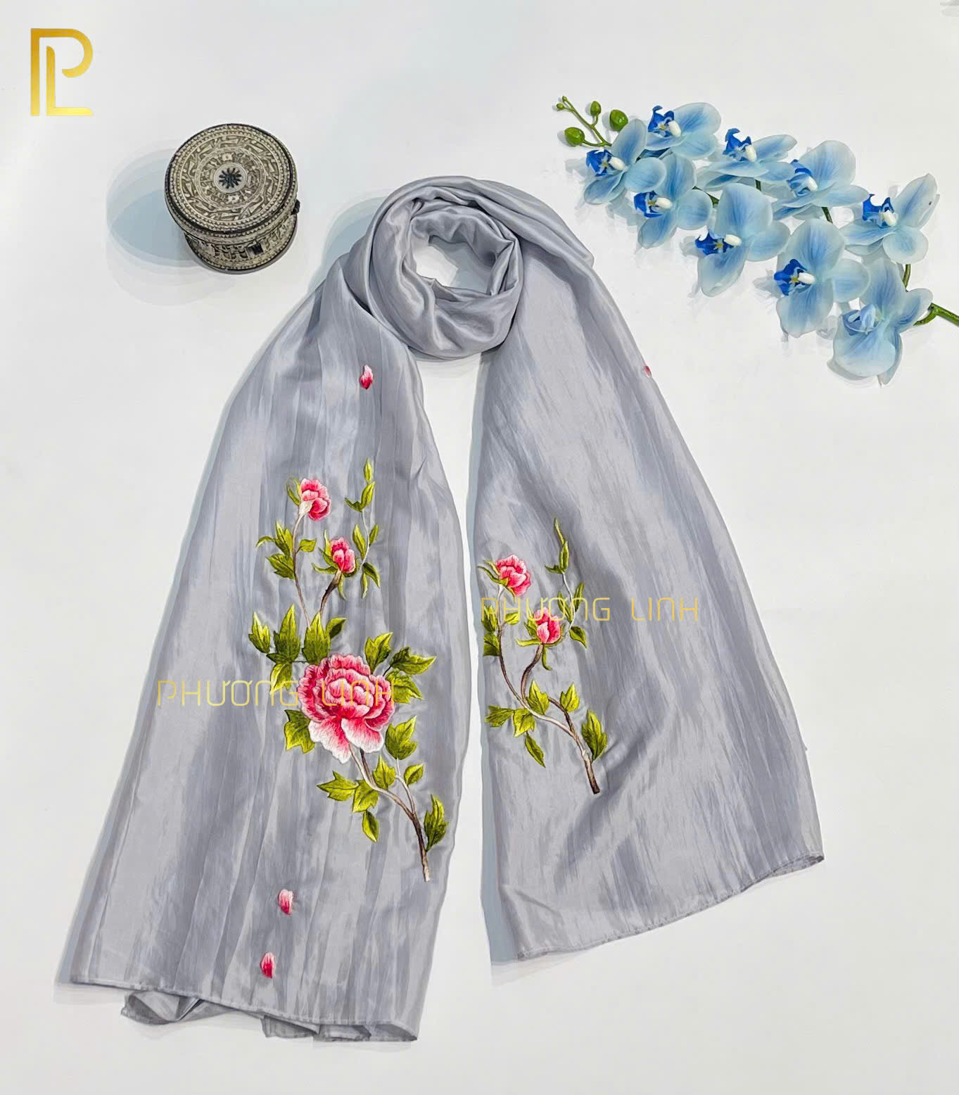 KHĂN LỤA TƠ TẰM HÀ ĐÔNG THÊU TAY HOA MẪU ĐƠN CHỈ TƠ