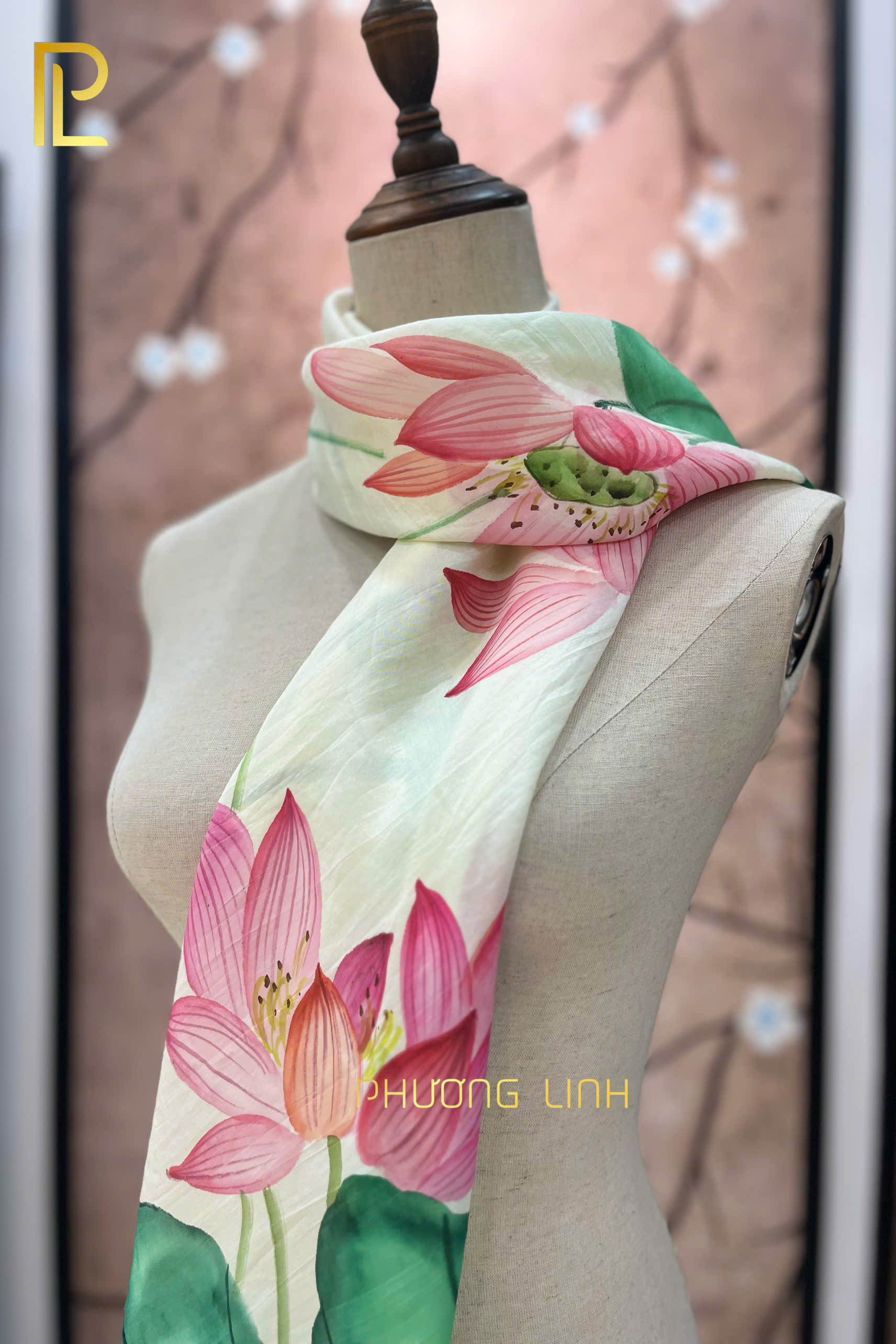 KHĂN LỤA VẼ TAY THỦ CÔNG NGHỆ THUẬT HOA SEN QUỐC