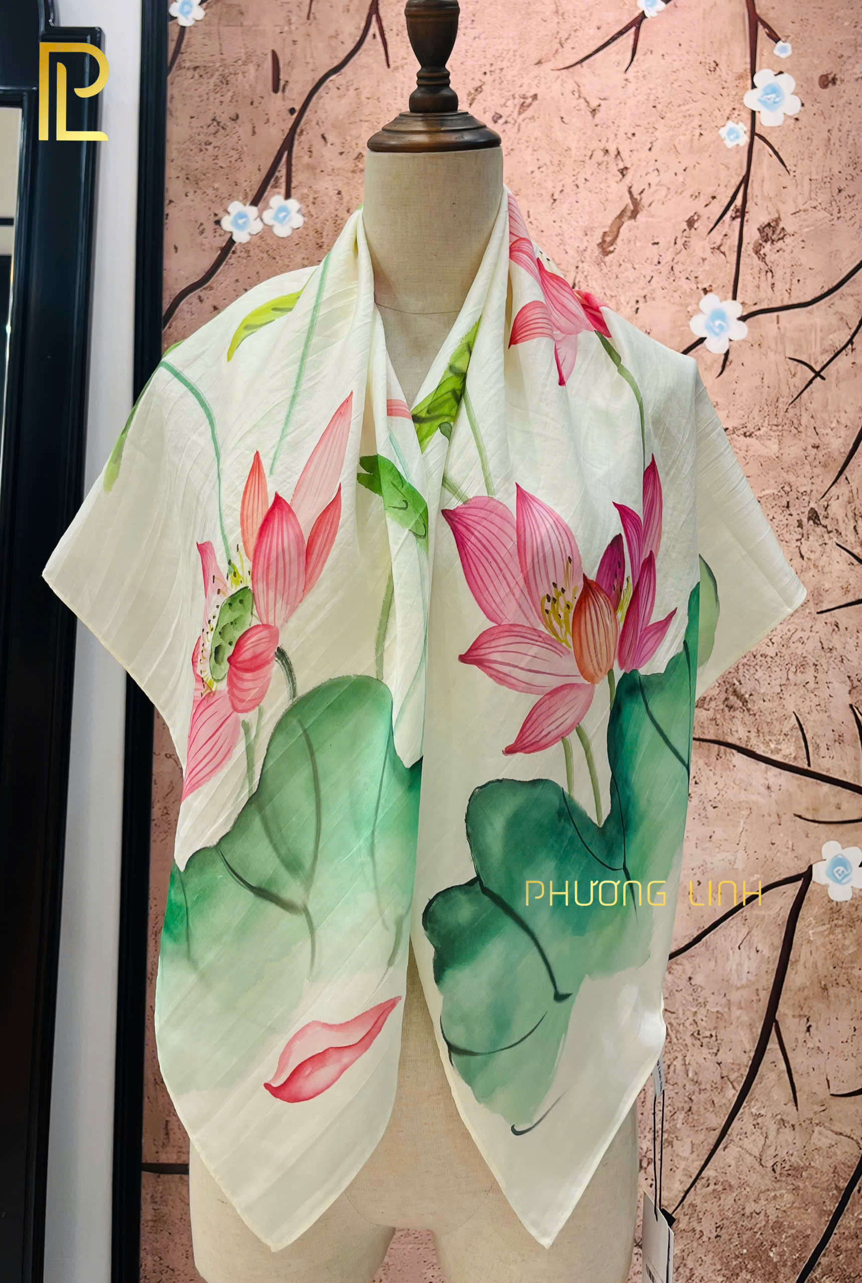 KHĂN LỤA VẼ TAY THỦ CÔNG NGHỆ THUẬT HOA SEN QUỐC