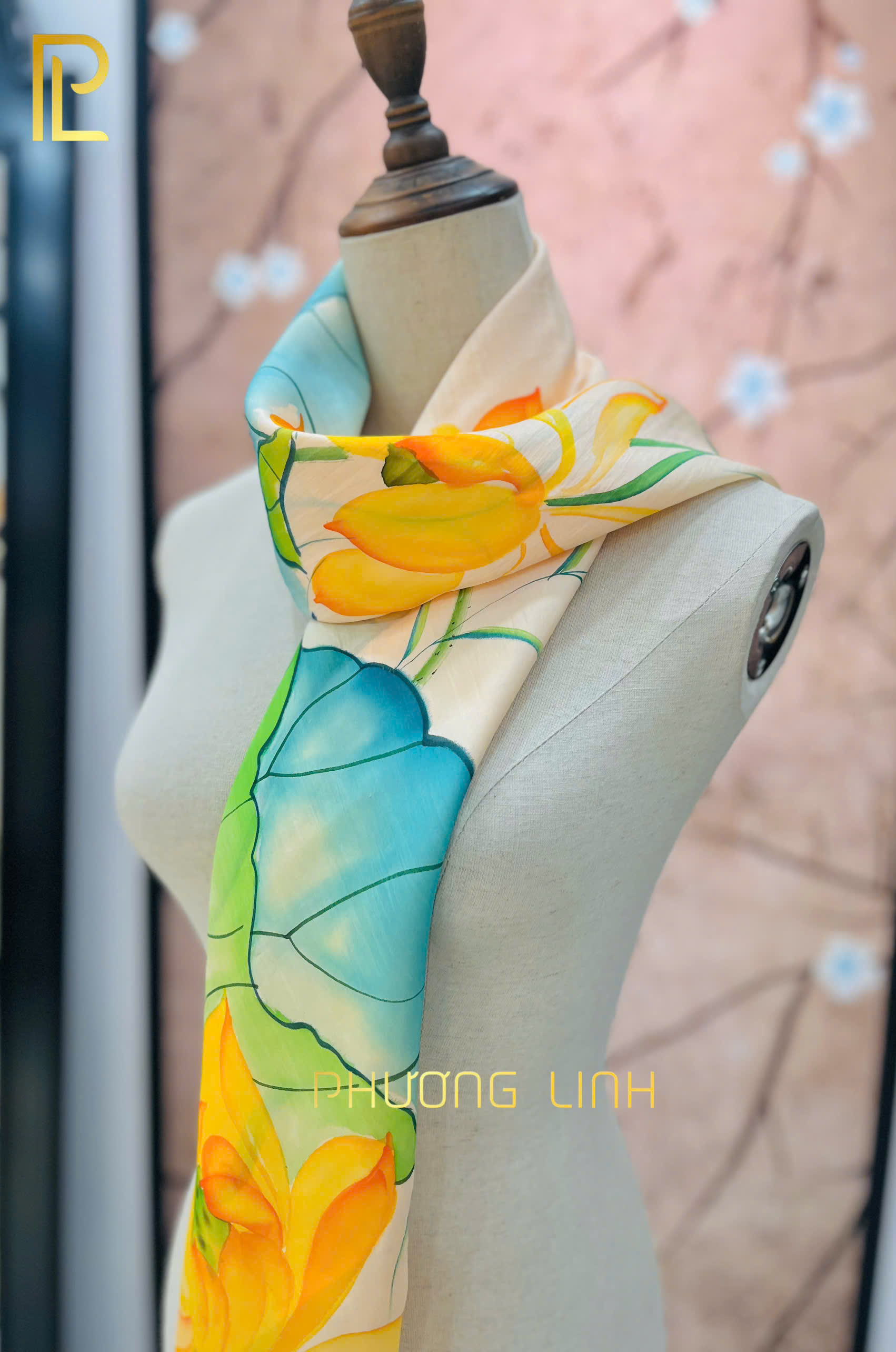 KHĂN LỤA VẼ TAY THỦ CÔNG NGHỆ THUẬT HOA SEN QUỐC