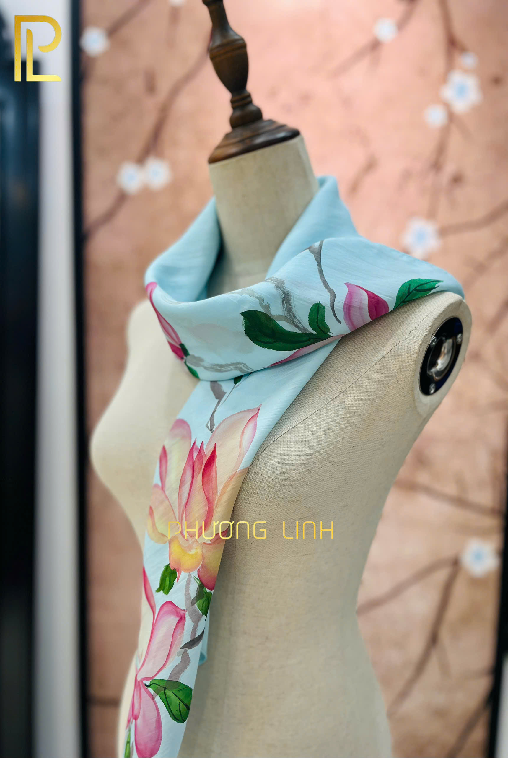 KHĂN LỤA VẼ TAY THỦ CÔNG NGHỆ THUẬT HOA SEN QUỐC