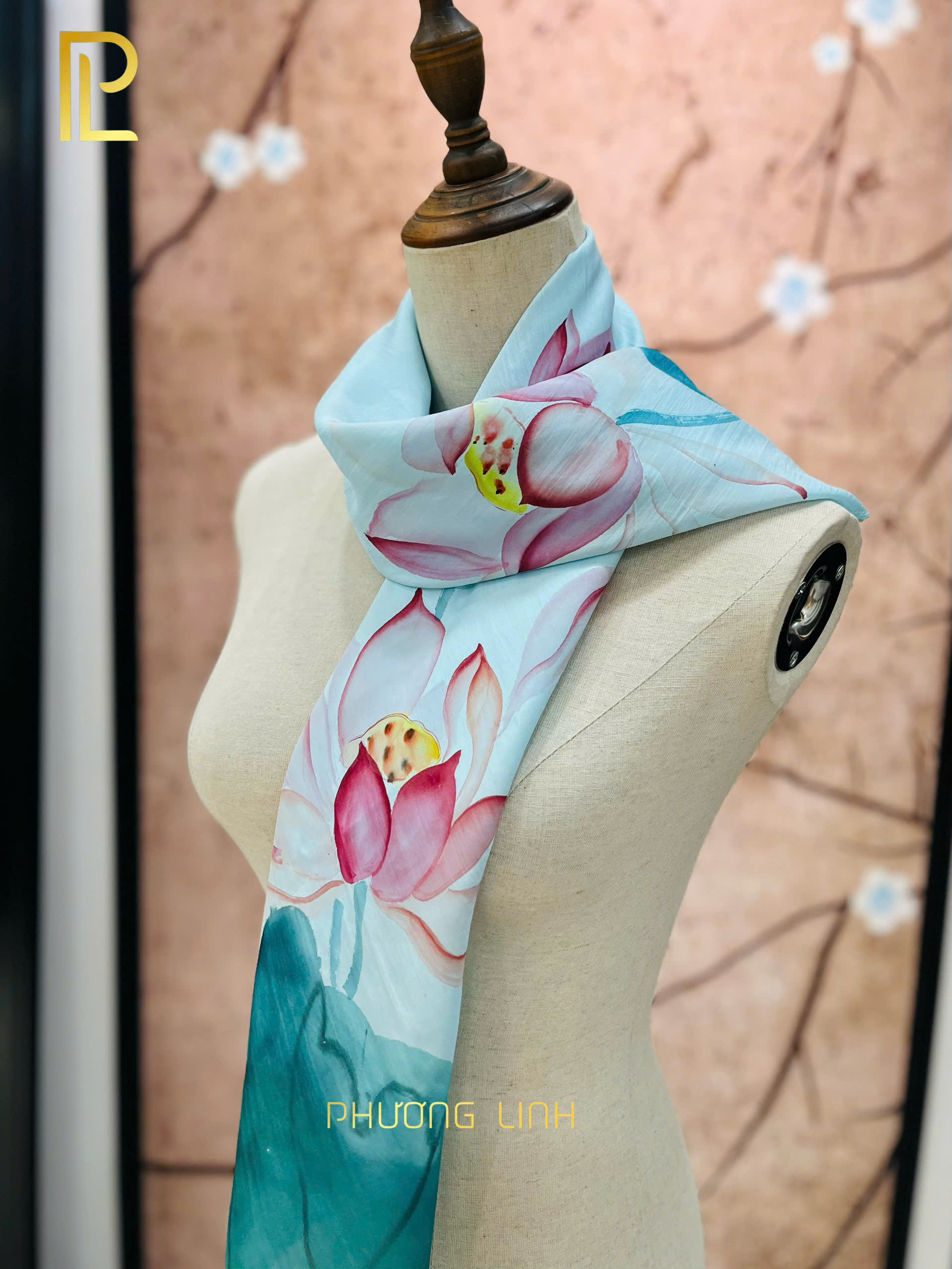 KHĂN LỤA VẼ TAY THỦ CÔNG NGHỆ THUẬT HOA SEN QUỐC