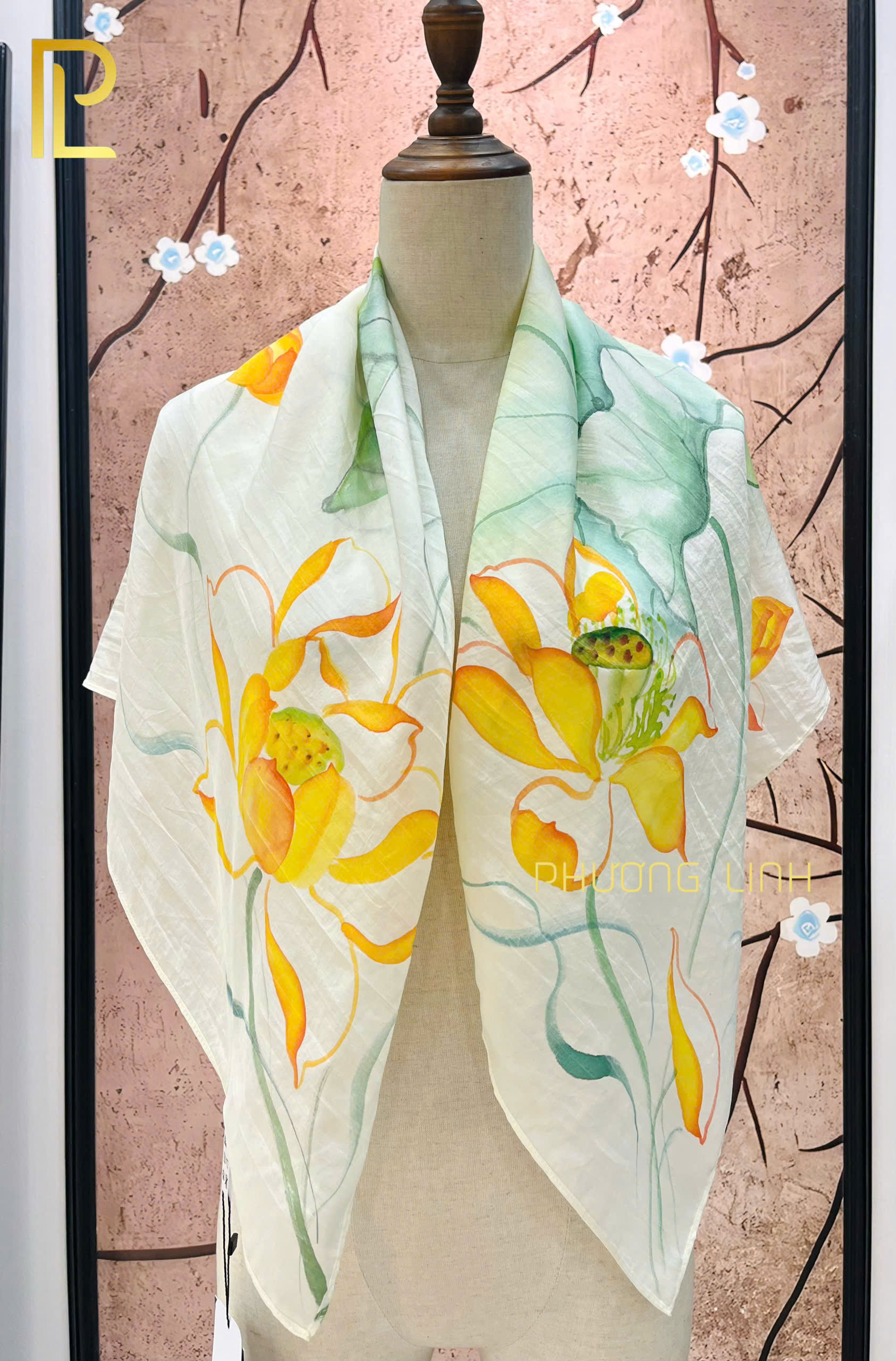 KHĂN LỤA VẼ TAY THỦ CÔNG NGHỆ THUẬT HOA SEN QUỐC