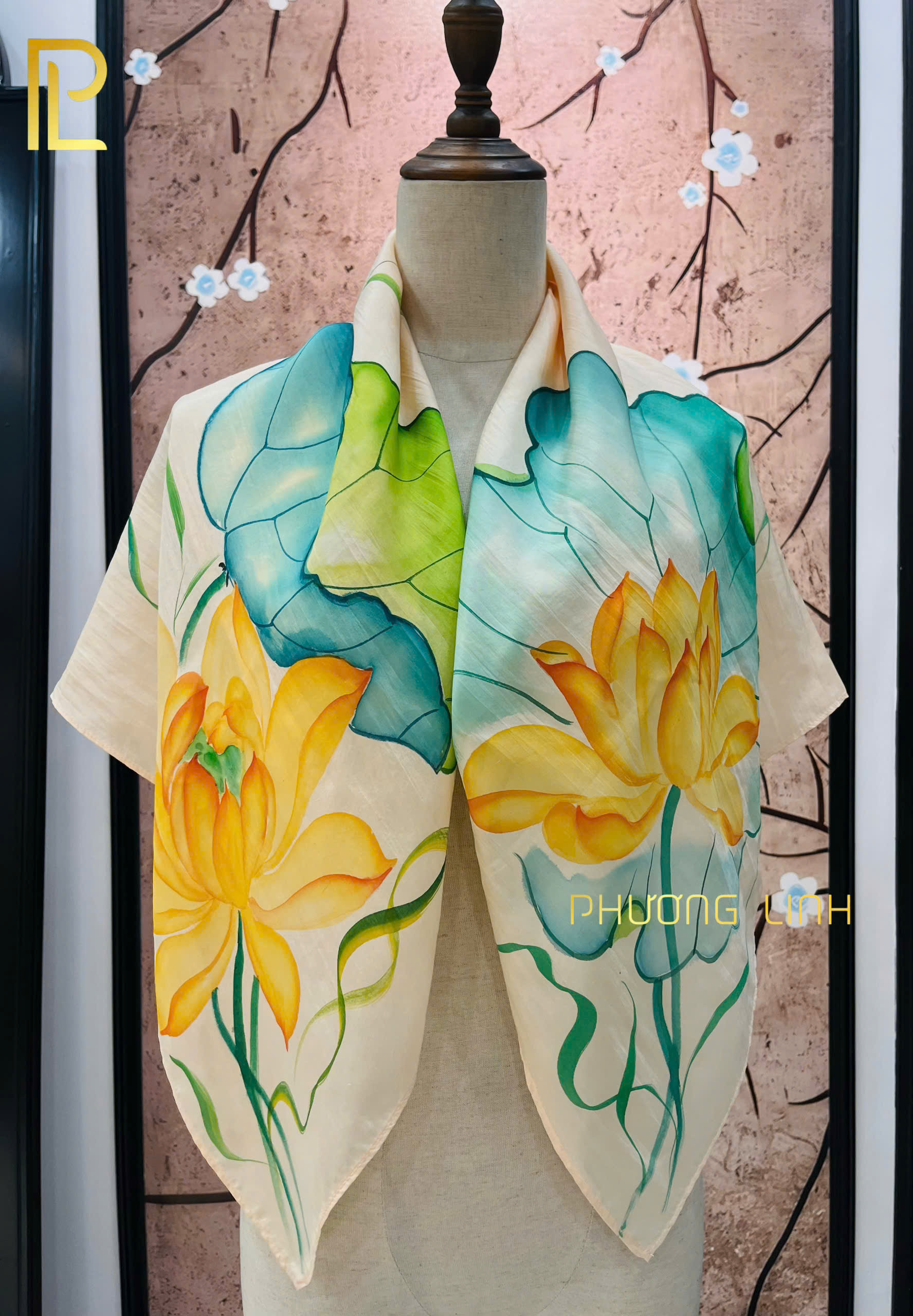 KHĂN LỤA VẼ TAY THỦ CÔNG NGHỆ THUẬT HOA SEN QUỐC