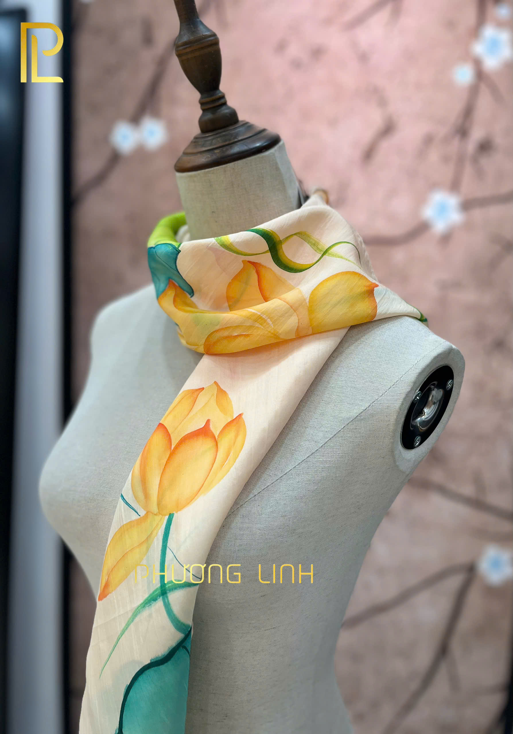 KHĂN LỤA VẼ TAY THỦ CÔNG NGHỆ THUẬT HOA SEN QUỐC