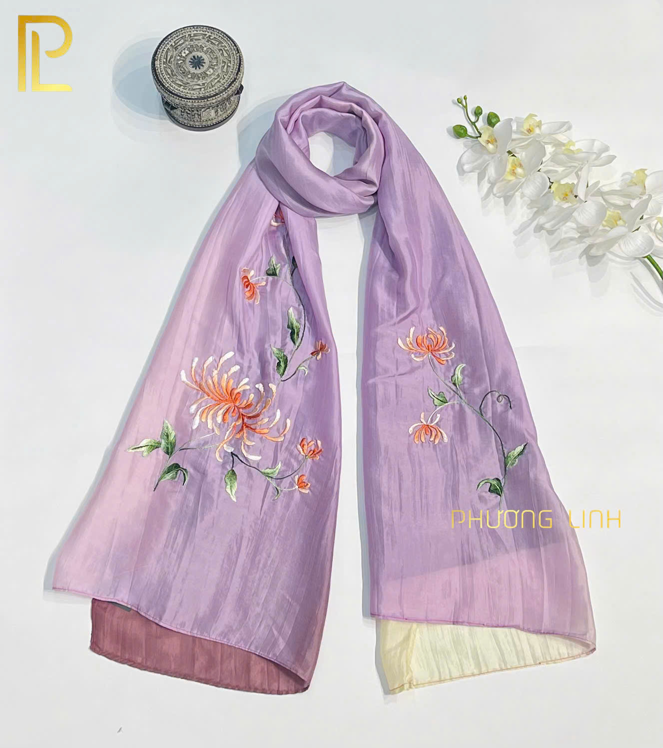 KHĂN LỤA TƠ TẰM HÀ ĐÔNG THÊU TAY HOA CÚC CHỈ TƠ