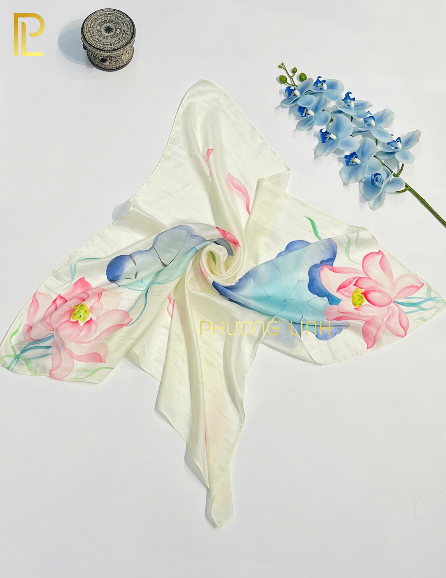 KHĂN LỤA VẼ TAY THỦ CÔNG NGHỆ THUẬT HOA SEN QUỐC