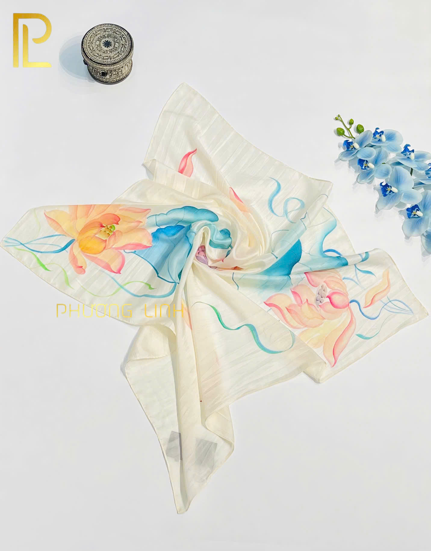 KHĂN LỤA VẼ TAY THỦ CÔNG NGHỆ THUẬT HOA SEN QUỐC