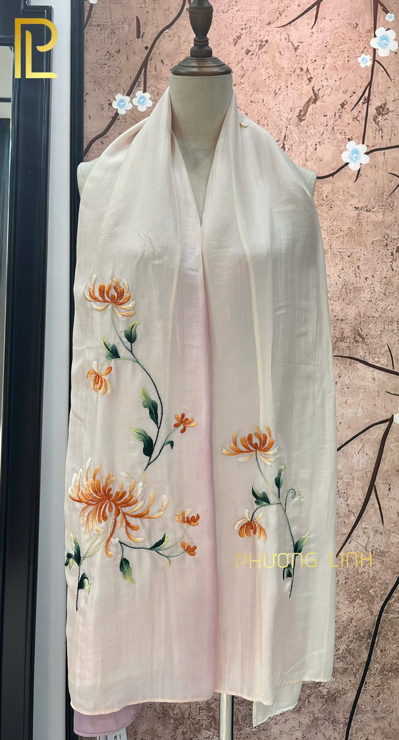 KHĂN LỤA TƠ TẰM HÀ ĐÔNG THÊU TAY HOA CÚC CHỈ TƠ