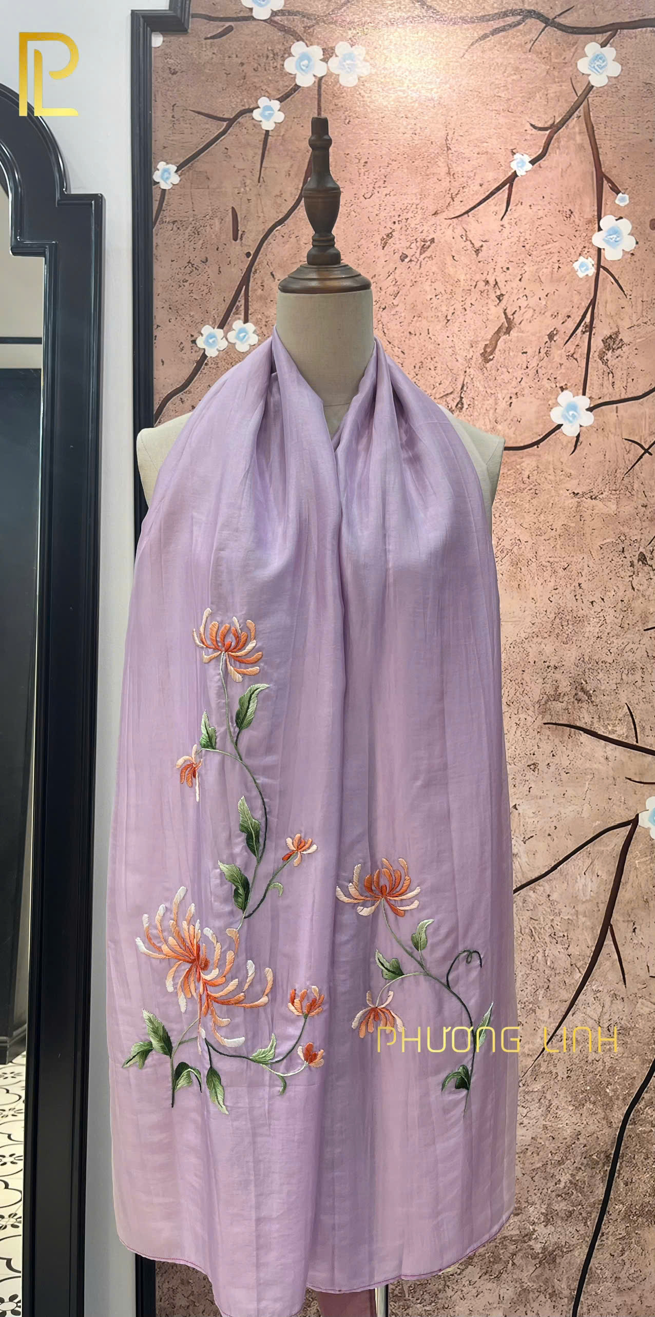 KHĂN LỤA TƠ TẰM HÀ ĐÔNG THÊU TAY HOA CÚC CHỈ TƠ