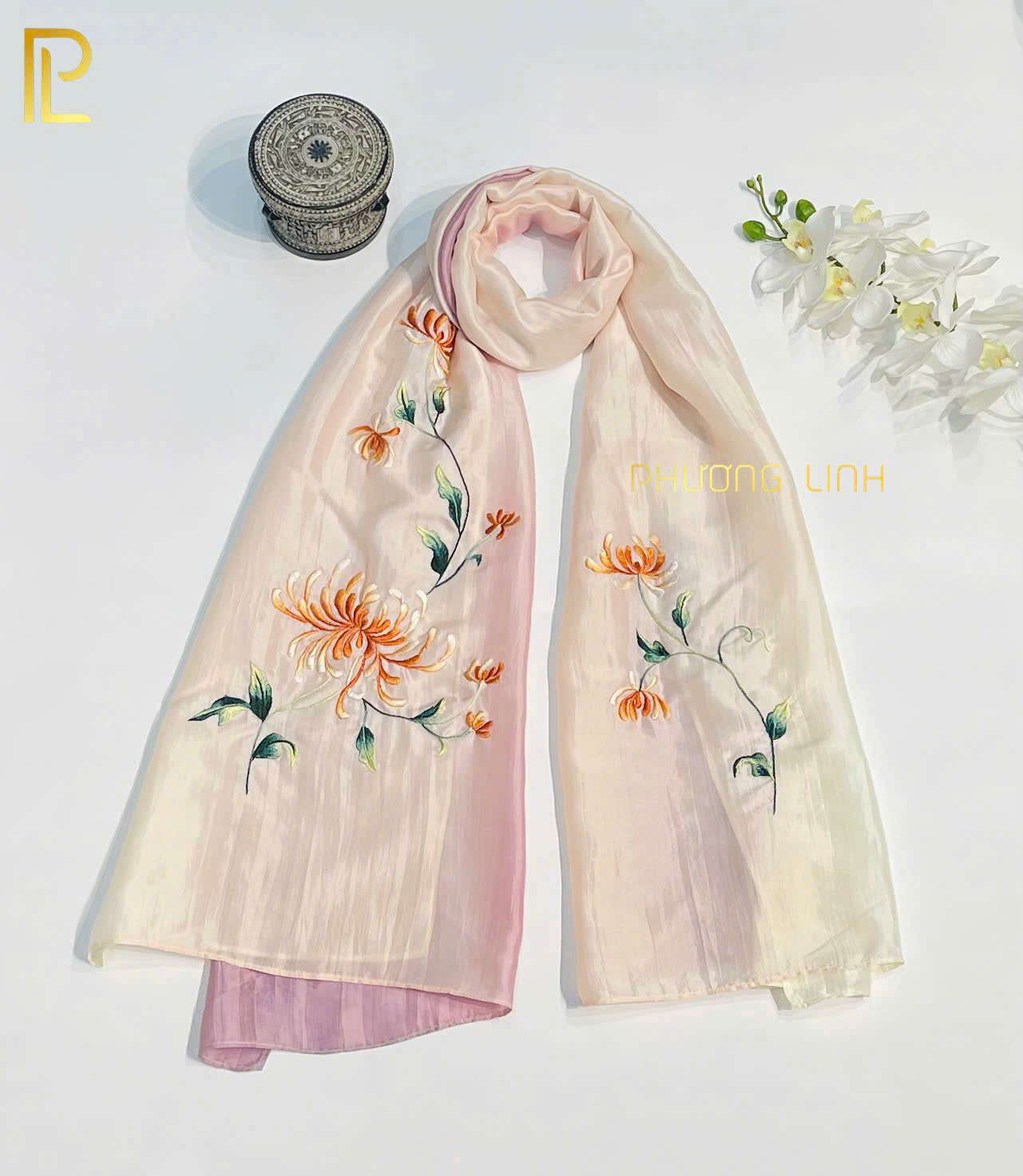 KHĂN LỤA TƠ TẰM HÀ ĐÔNG THÊU TAY HOA CÚC CHỈ TƠ