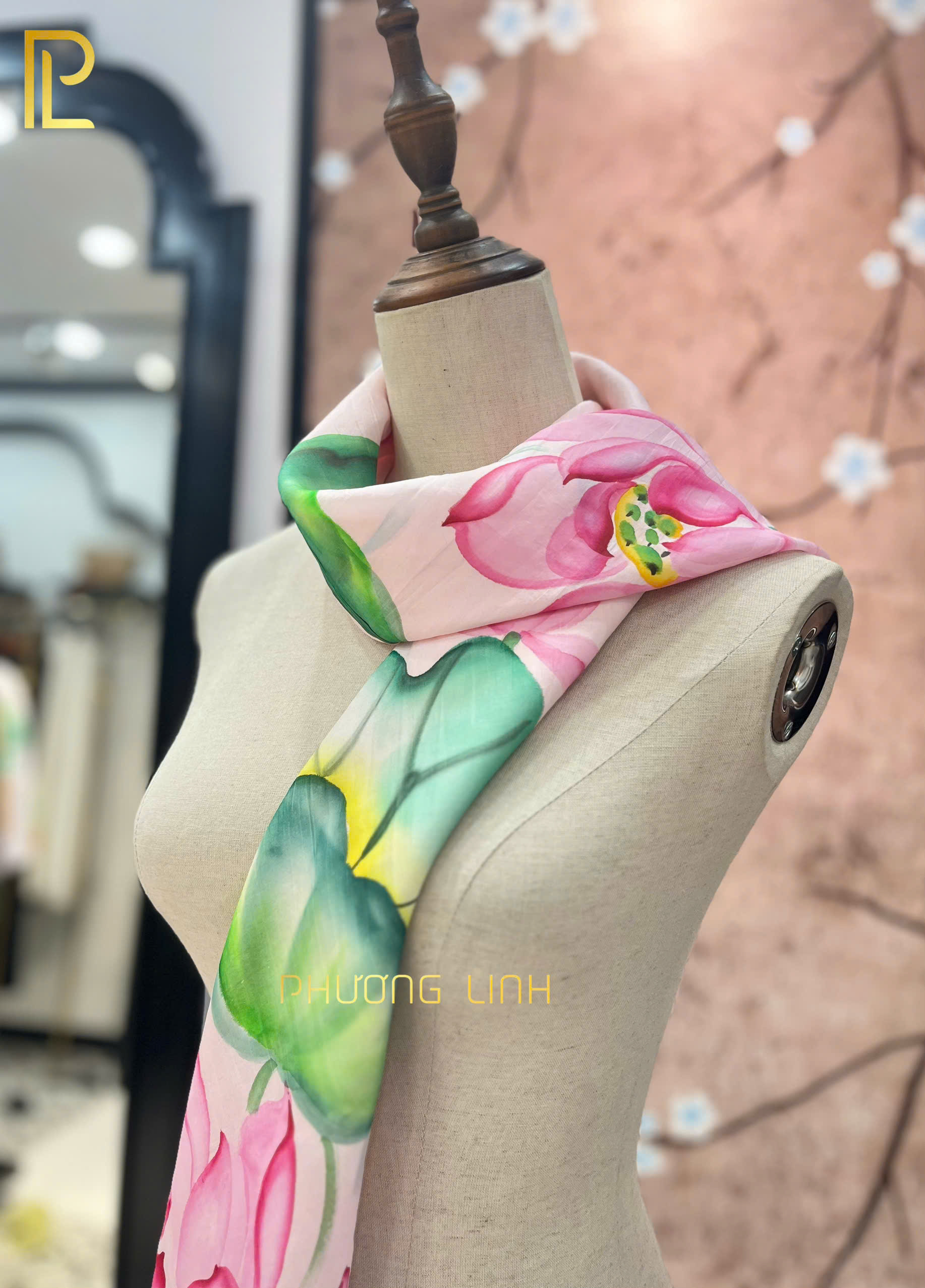 KHĂN LỤA VẼ TAY THỦ CÔNG NGHỆ THUẬT HOA SEN QUỐC