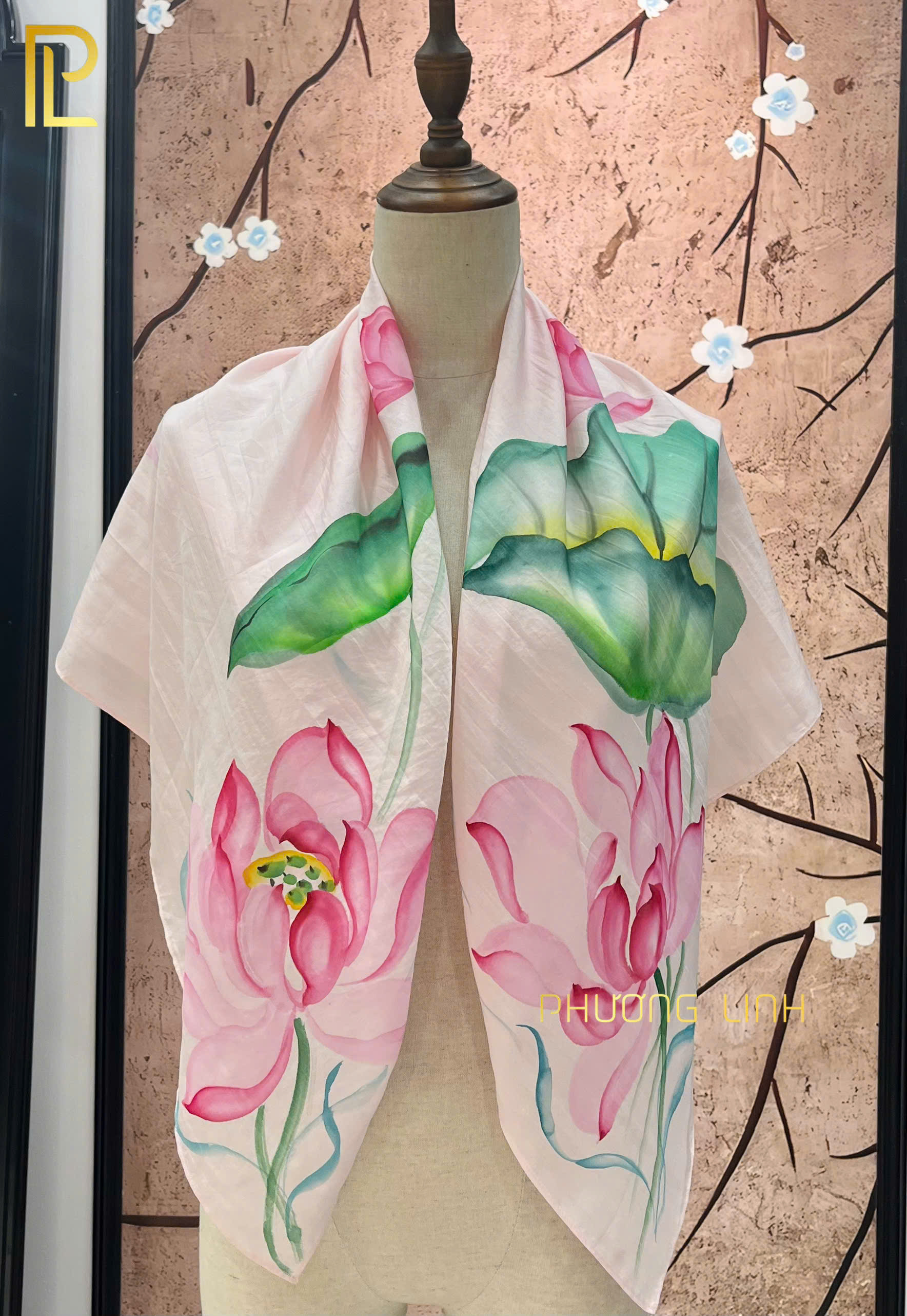 KHĂN LỤA VẼ TAY THỦ CÔNG NGHỆ THUẬT HOA SEN QUỐC