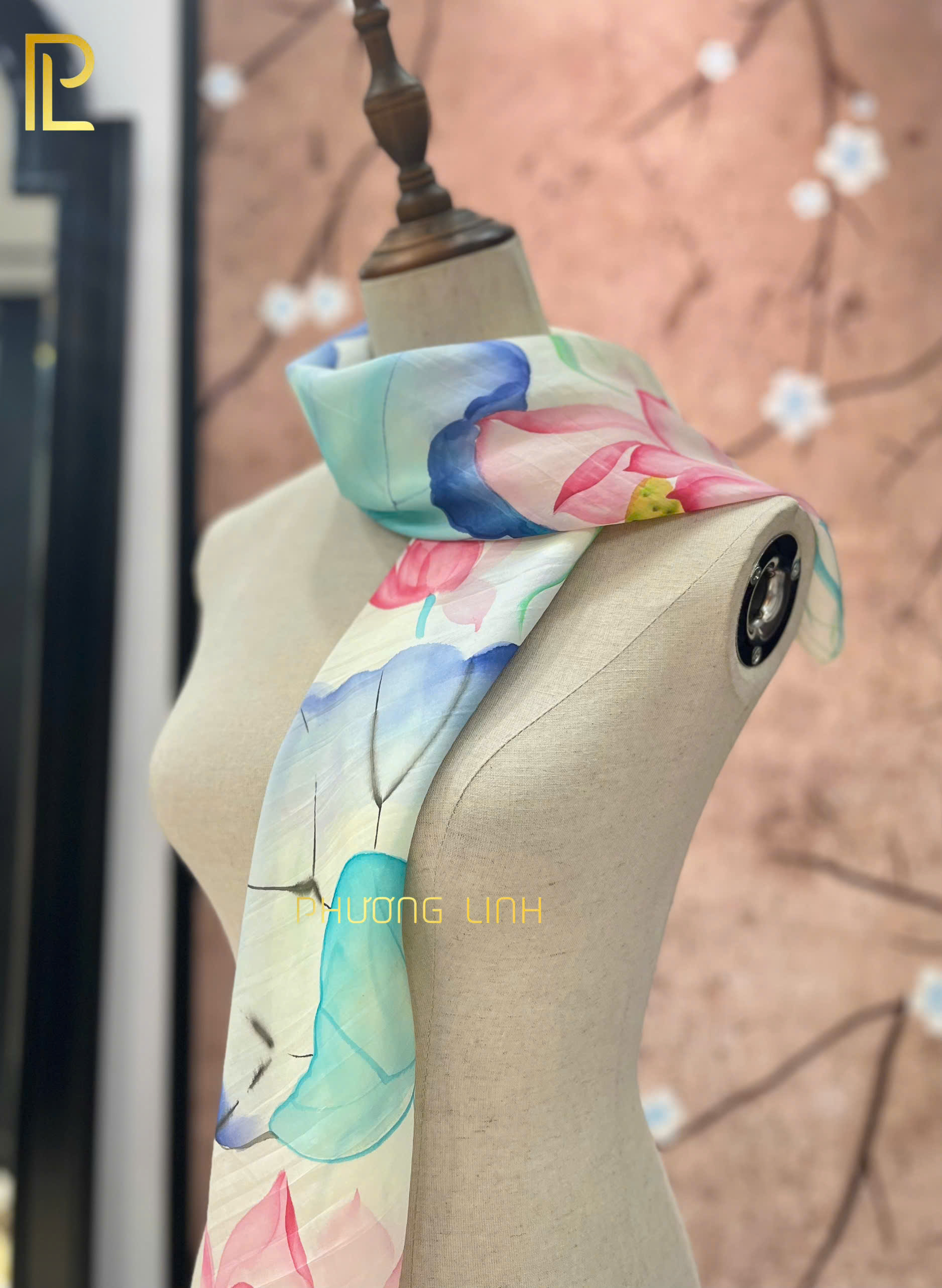 KHĂN LỤA VẼ TAY THỦ CÔNG NGHỆ THUẬT HOA SEN QUỐC