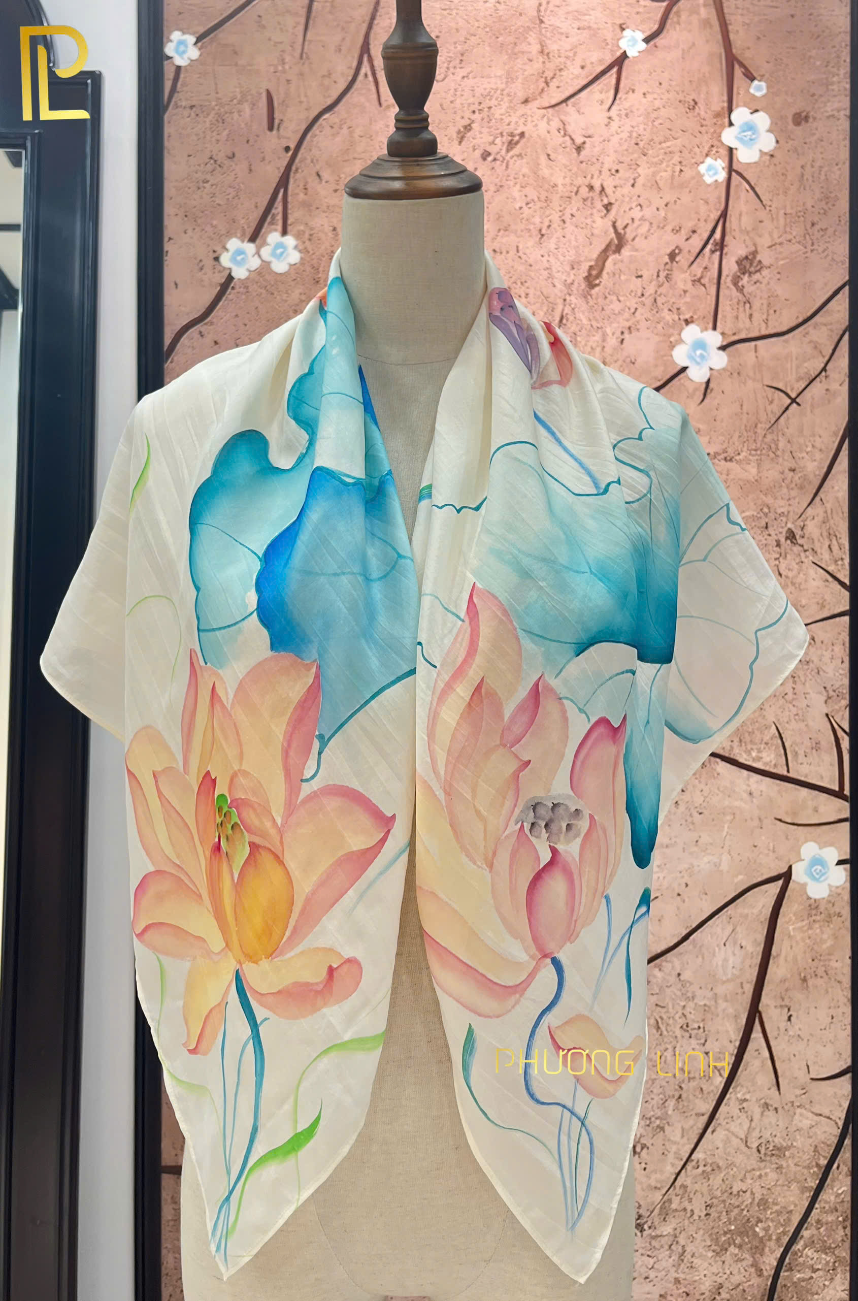 KHĂN LỤA VẼ TAY THỦ CÔNG NGHỆ THUẬT HOA SEN QUỐC