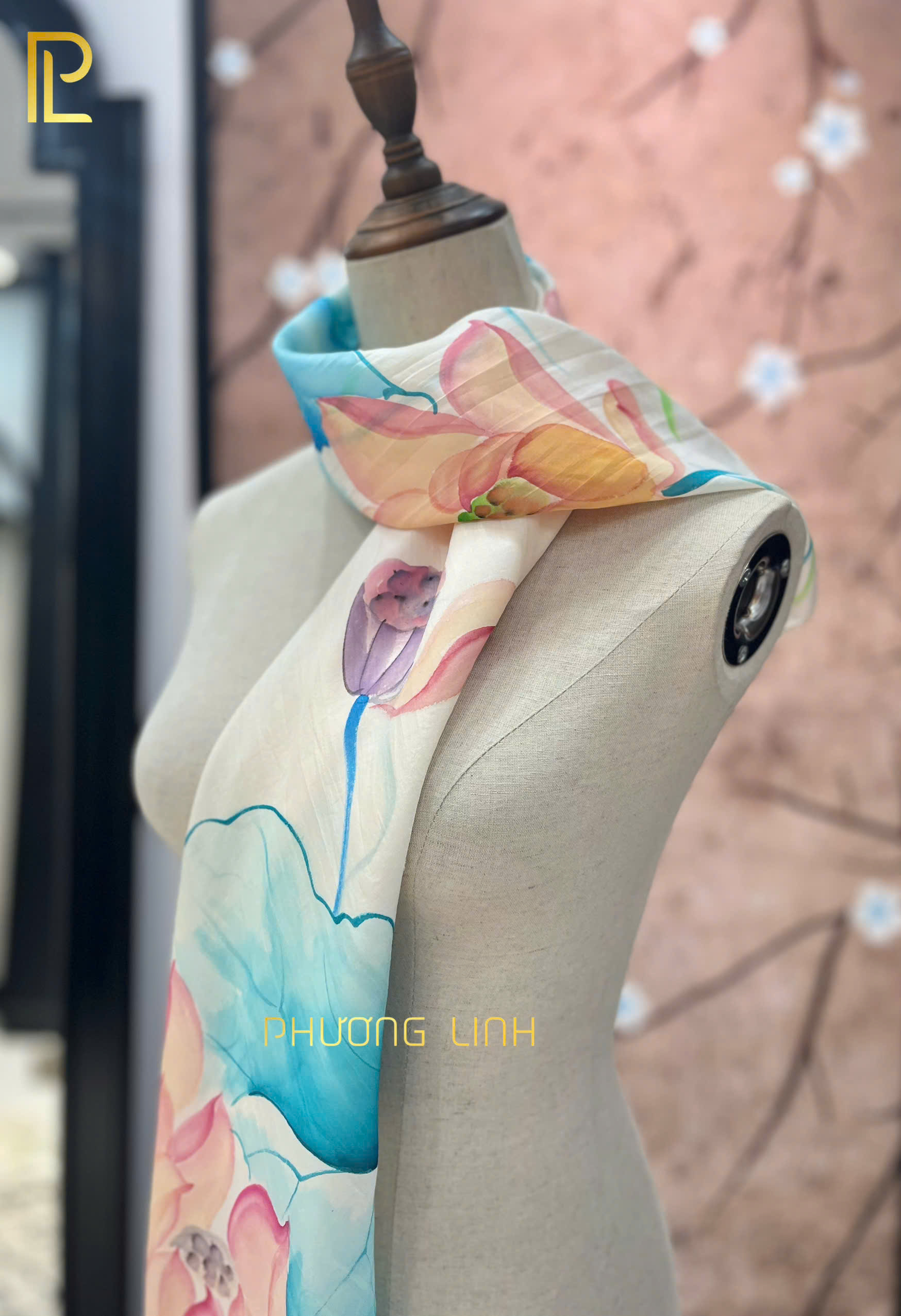 KHĂN LỤA VẼ TAY THỦ CÔNG NGHỆ THUẬT HOA SEN QUỐC