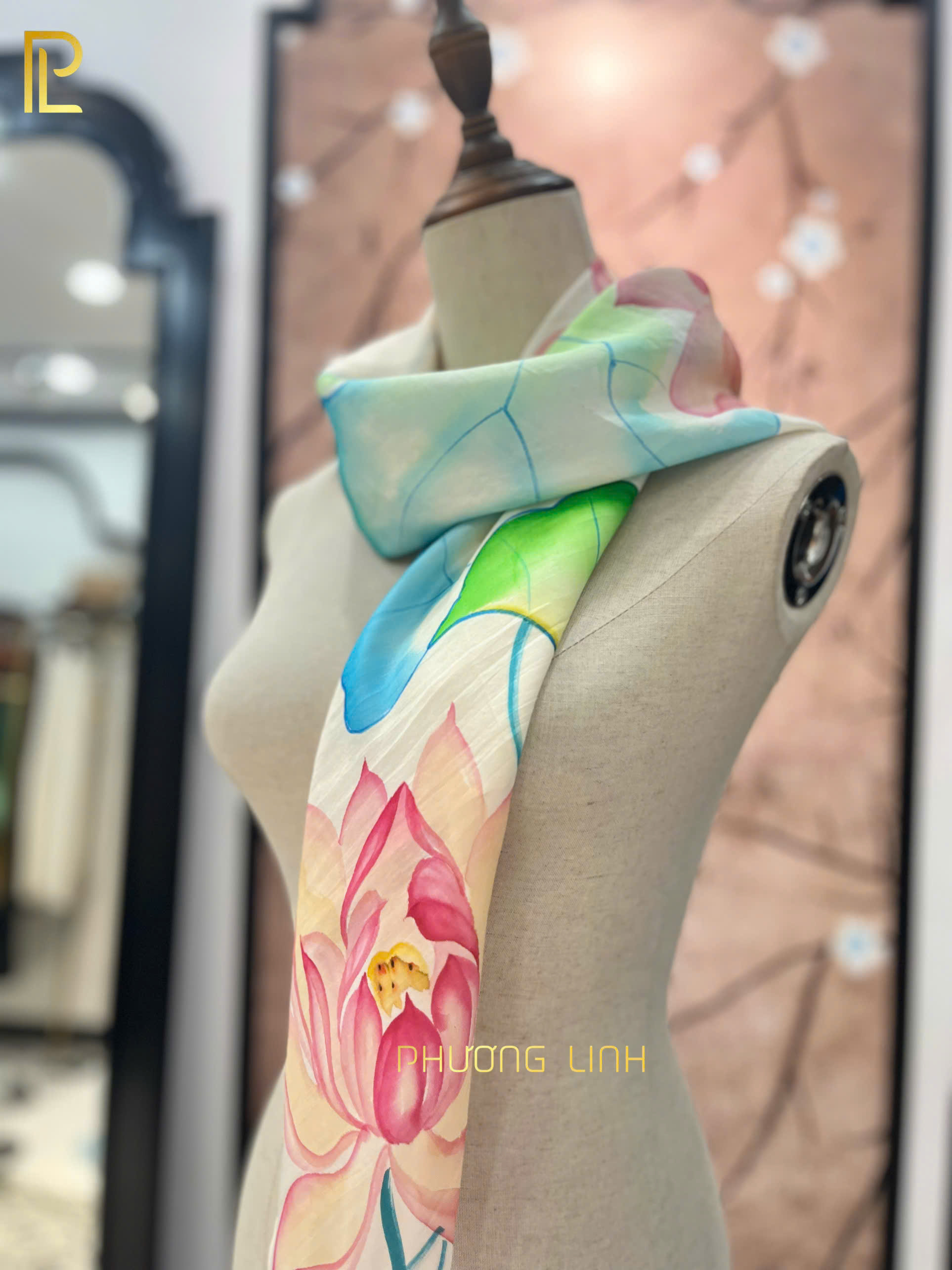 KHĂN LỤA VẼ TAY THỦ CÔNG NGHỆ THUẬT HOA SEN QUỐC