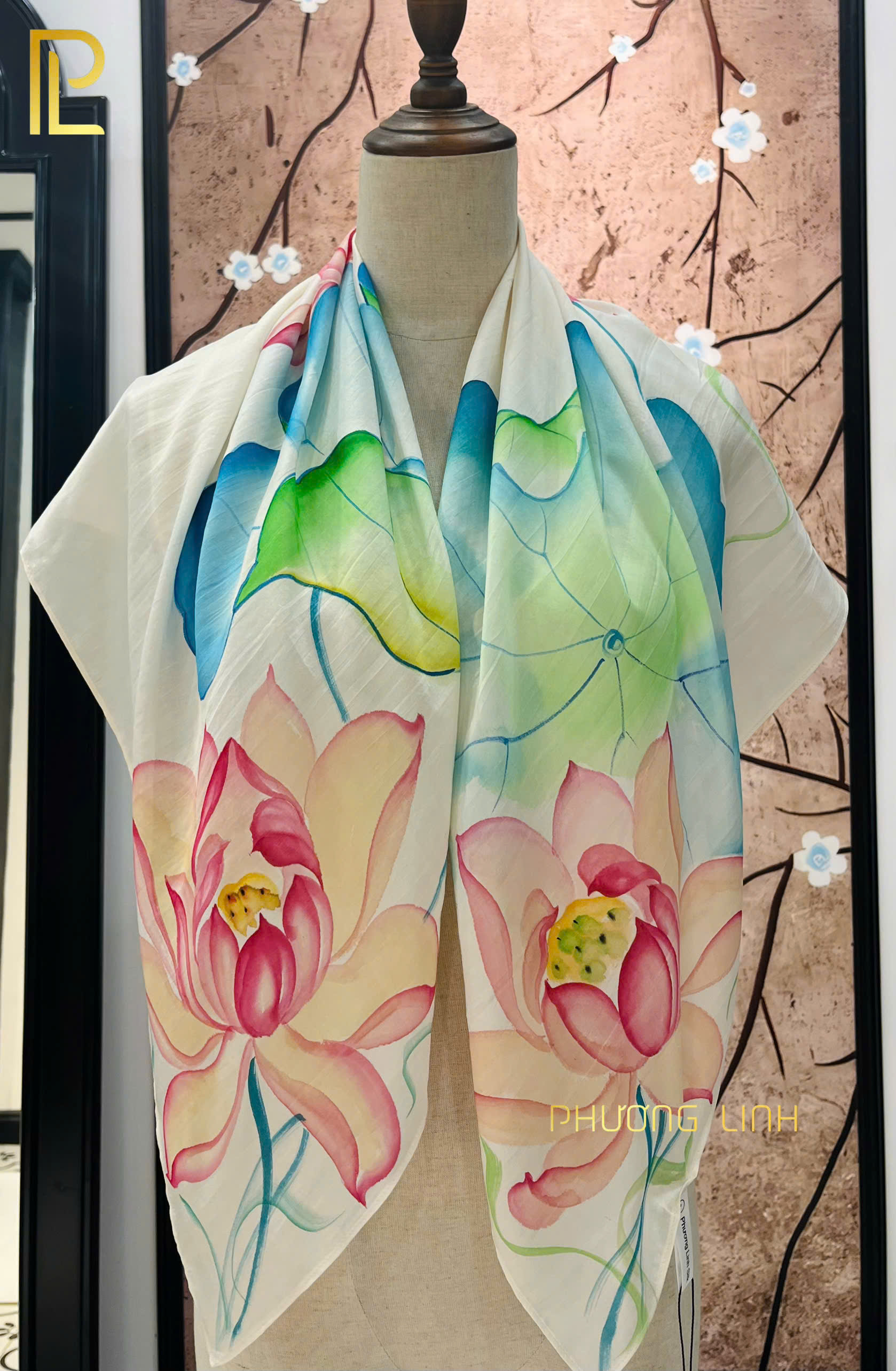 KHĂN LỤA VẼ TAY THỦ CÔNG NGHỆ THUẬT HOA SEN QUỐC