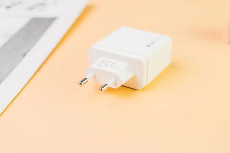 Adapter Củ Sạc 2 Cổng Type C và USB, PD 18W Sạc Nhanh Cho Điện Thoại Và Máy Tính Bảng UMETRAVEL A4 - Trắng