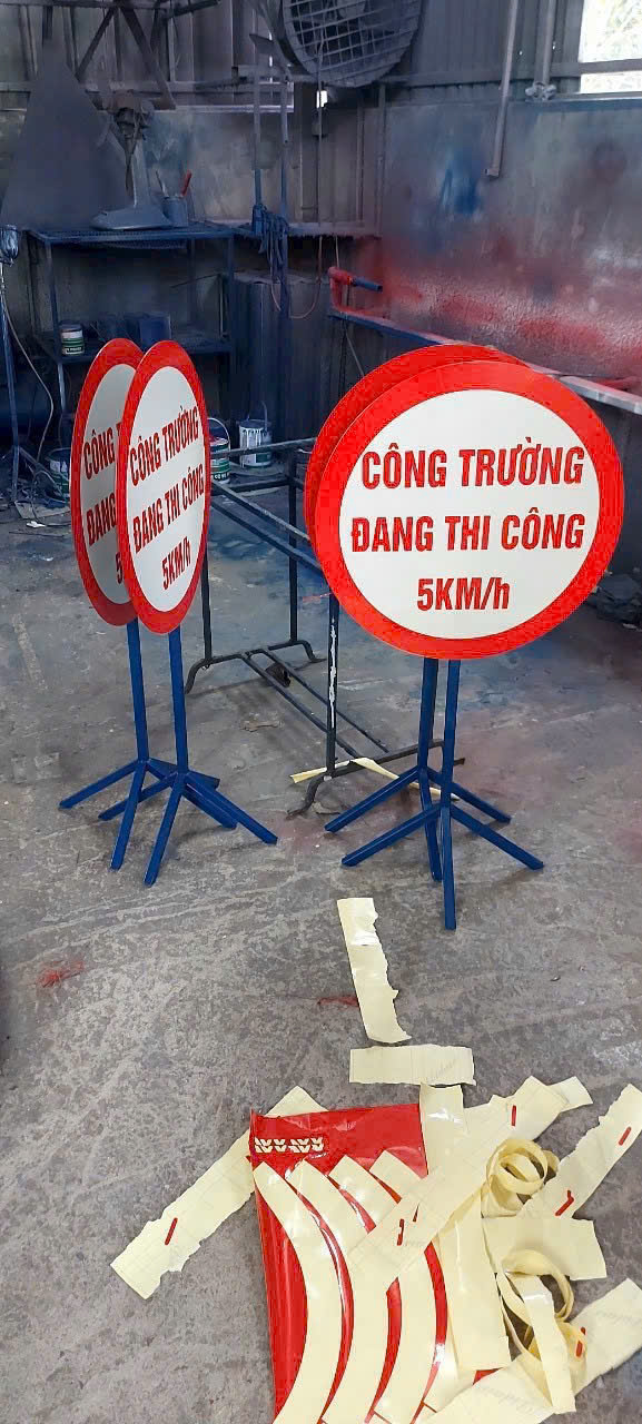 bien-bao-cong-truong-dang-thi-cong