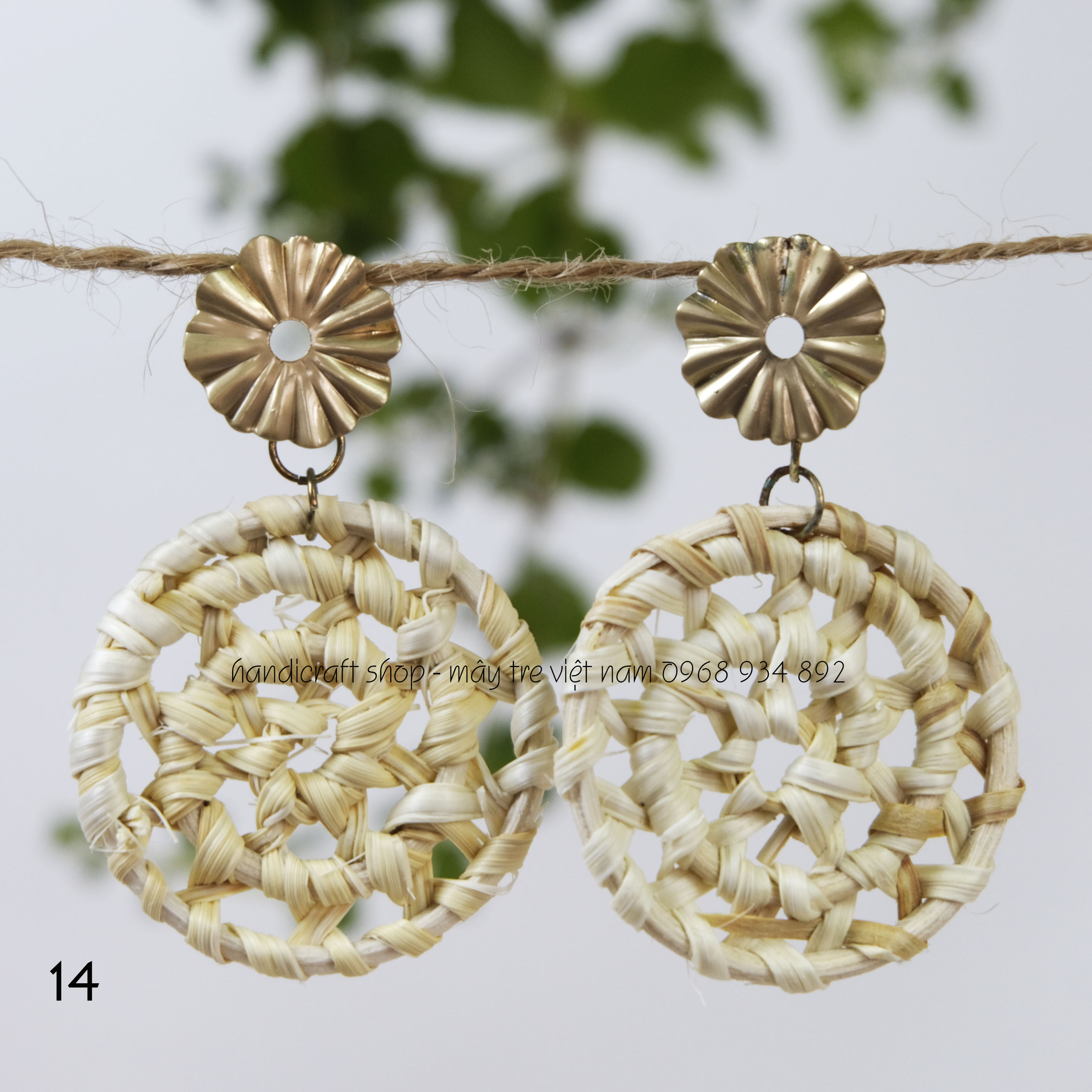 Khuyên tai hình tròn