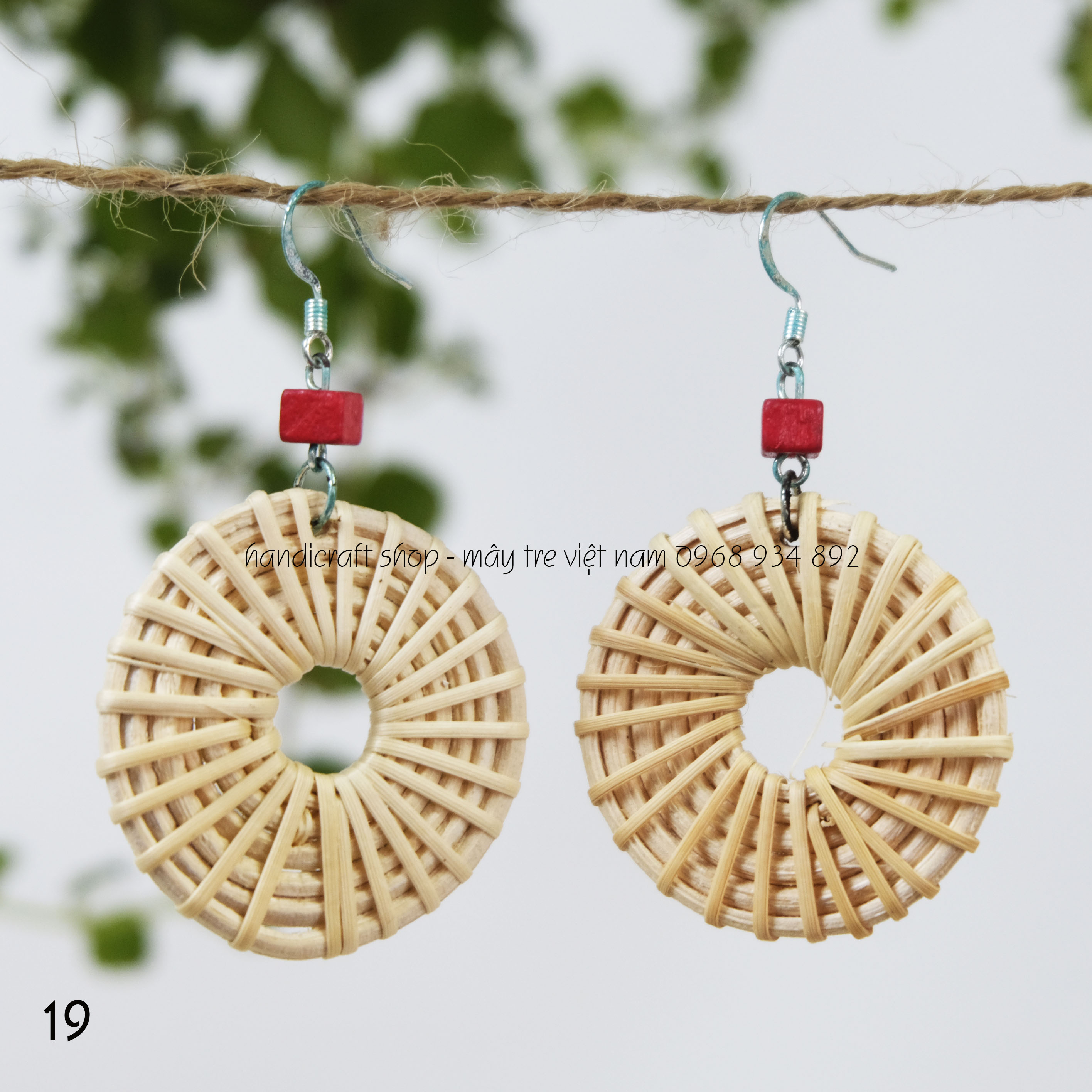 Khuyên tai hình tròn