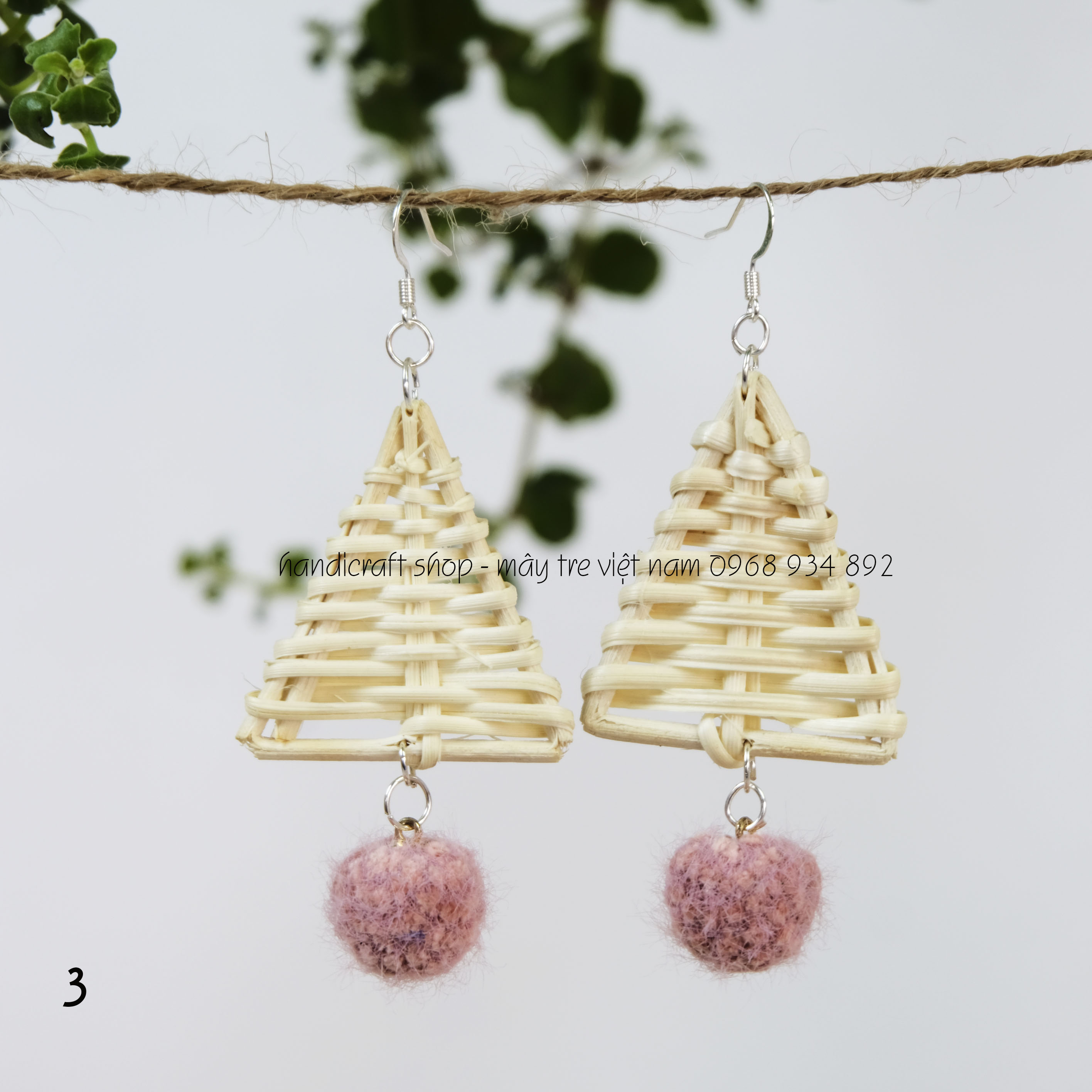 Khuyên tai hình tam giác