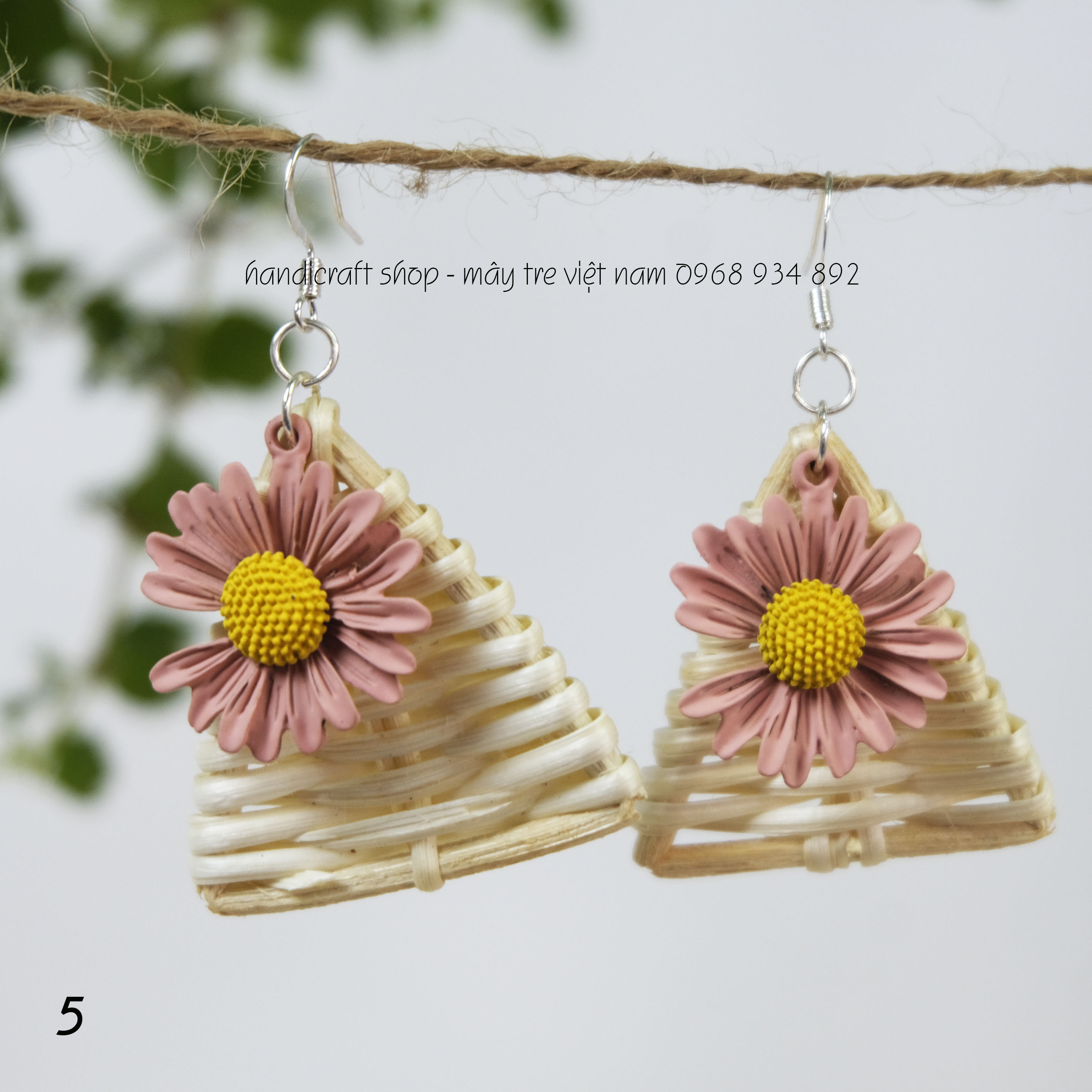 Khuyên tai hình tam giác