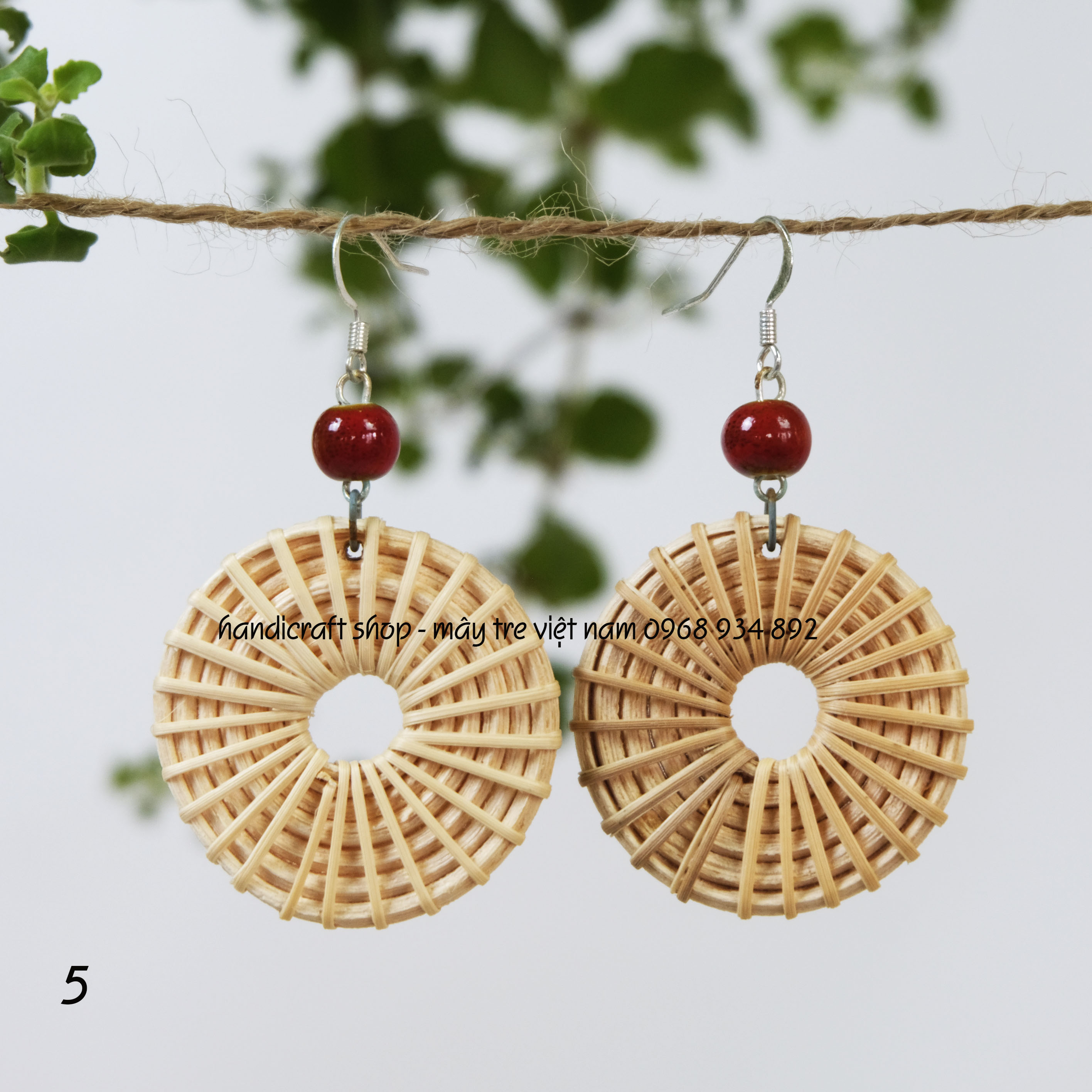 Khuyên tai hình tròn